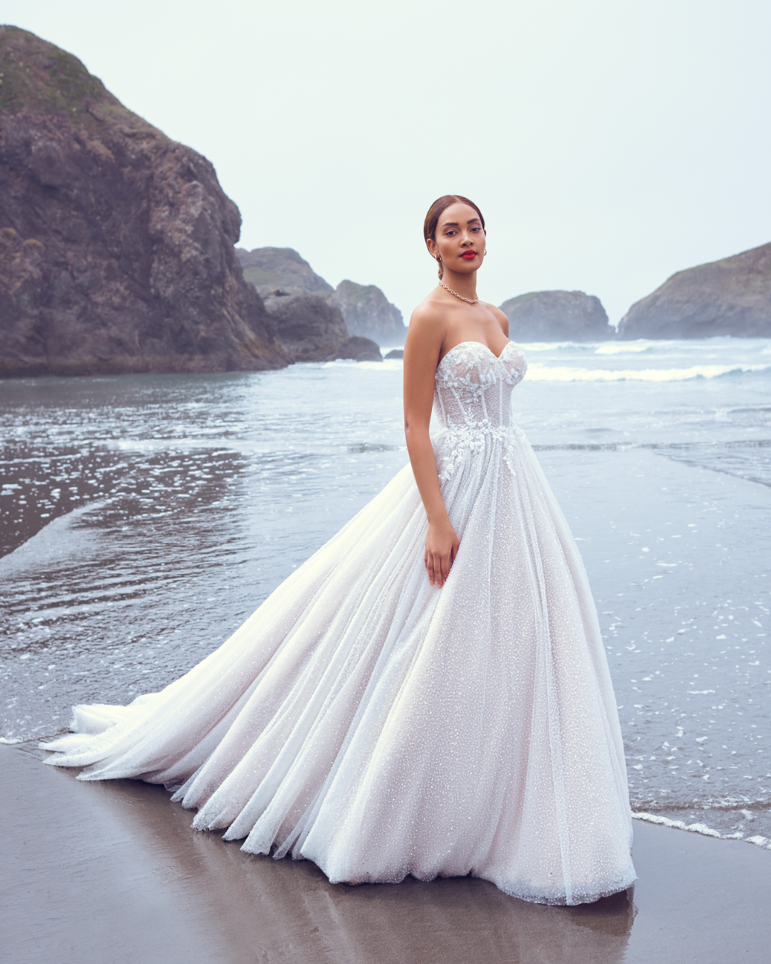 Mariée portant une robe appelée Shasta par Sottero et Midgley sur la plage
