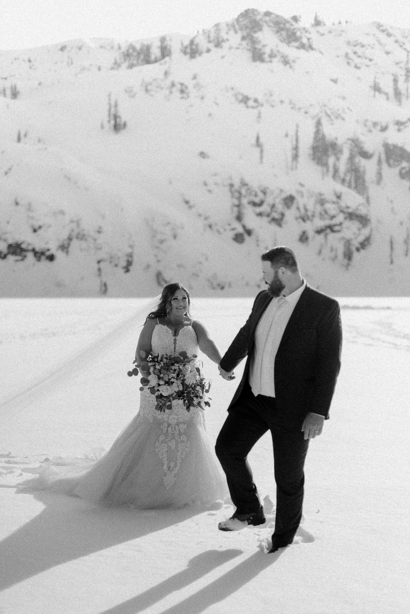 Photographie d'hiver en noir et blanc portant une robe appelée Alistaire Lynette par Maggie Sottero avec le marié 