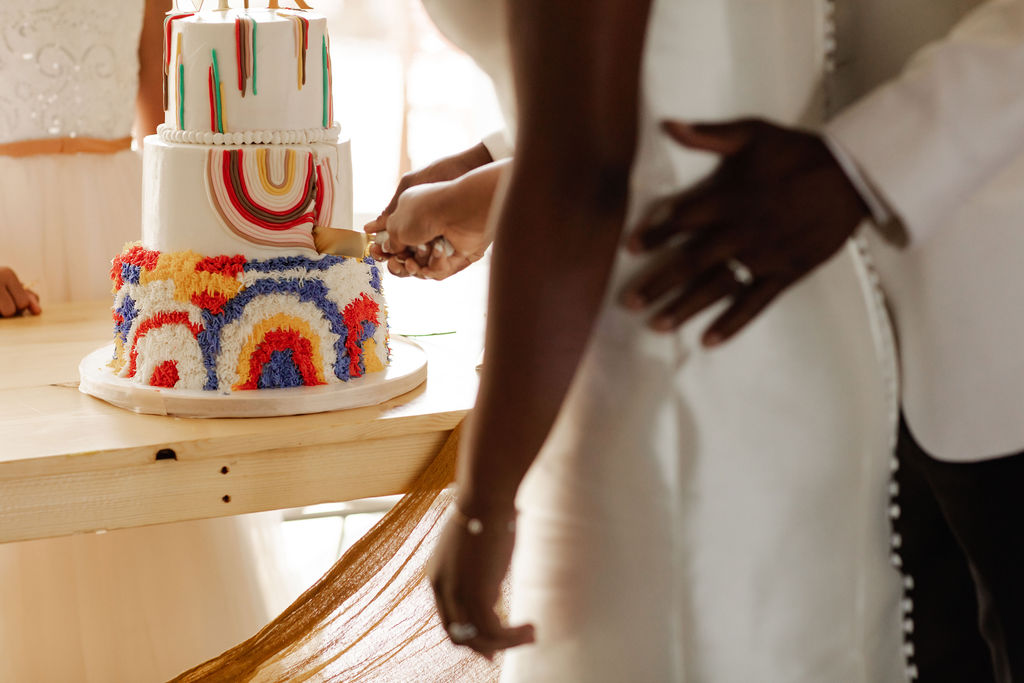 Gâteau de mariage bricolage avec une mariée portant une robe appelée Josie par Rebecca Ingram