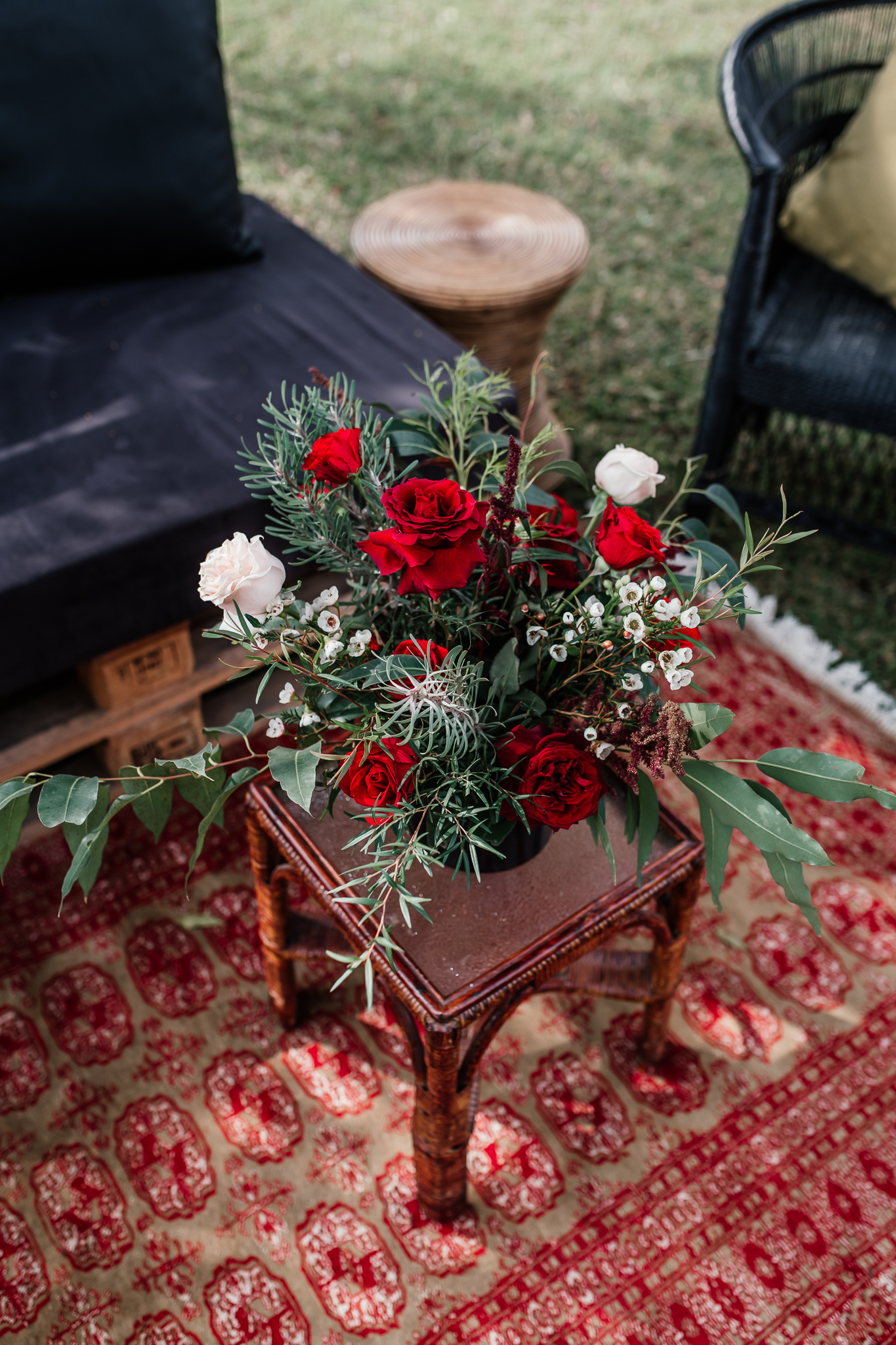 Bouquet de mariage bricolage avec des fleurs rouges et blanches