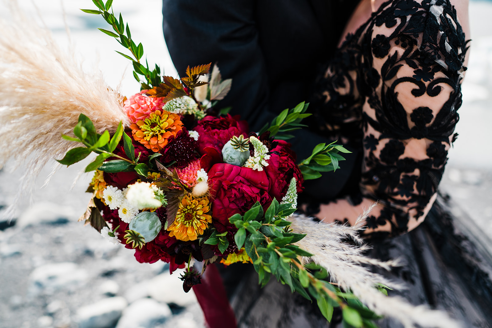 Mariée tenant des fleurs rouges