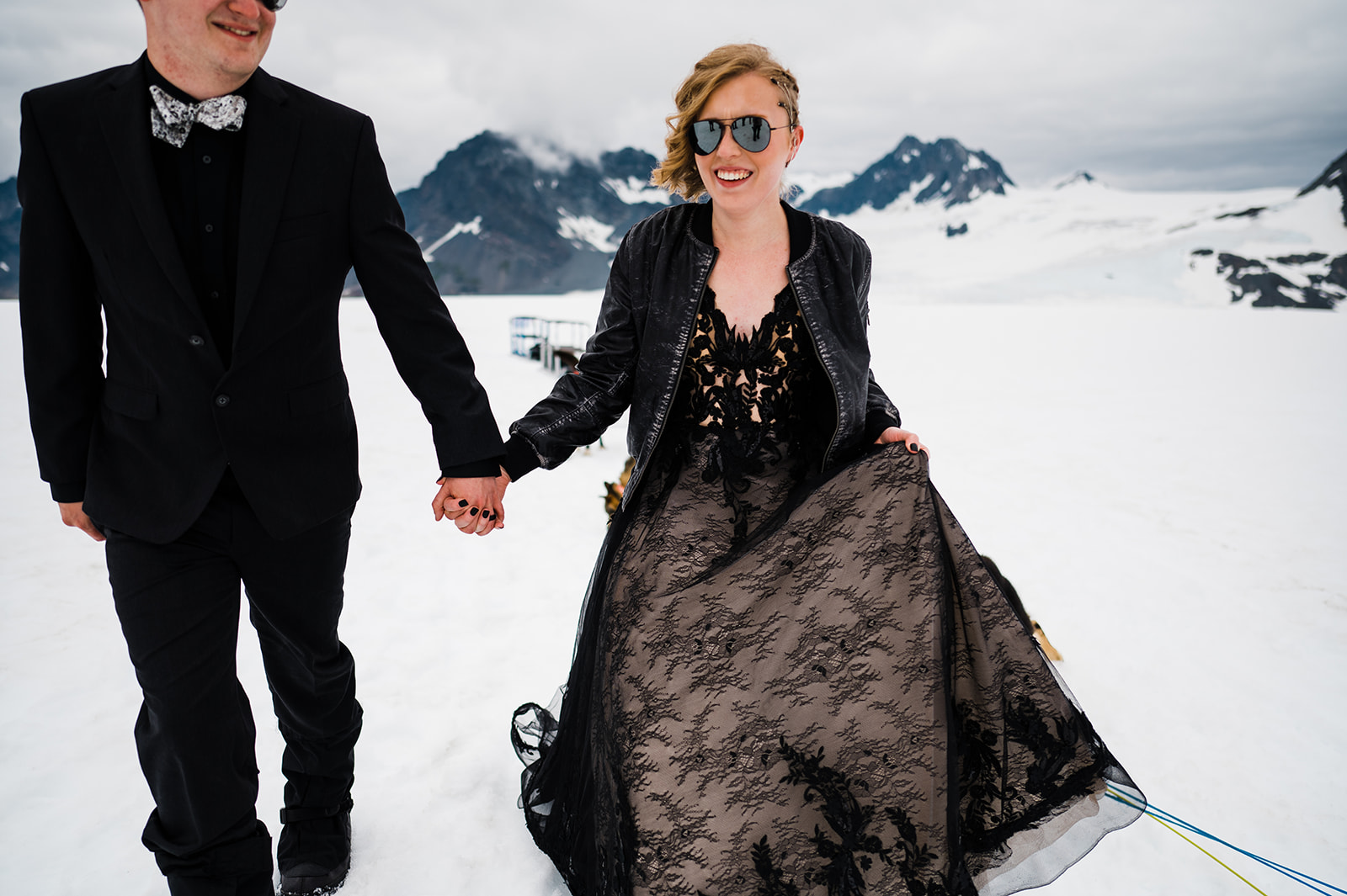 Idée de photographie d'hiver de mariée en accessoire d'hiver avec le marié portant une robe appelée sandre par Sottero et Midgley 