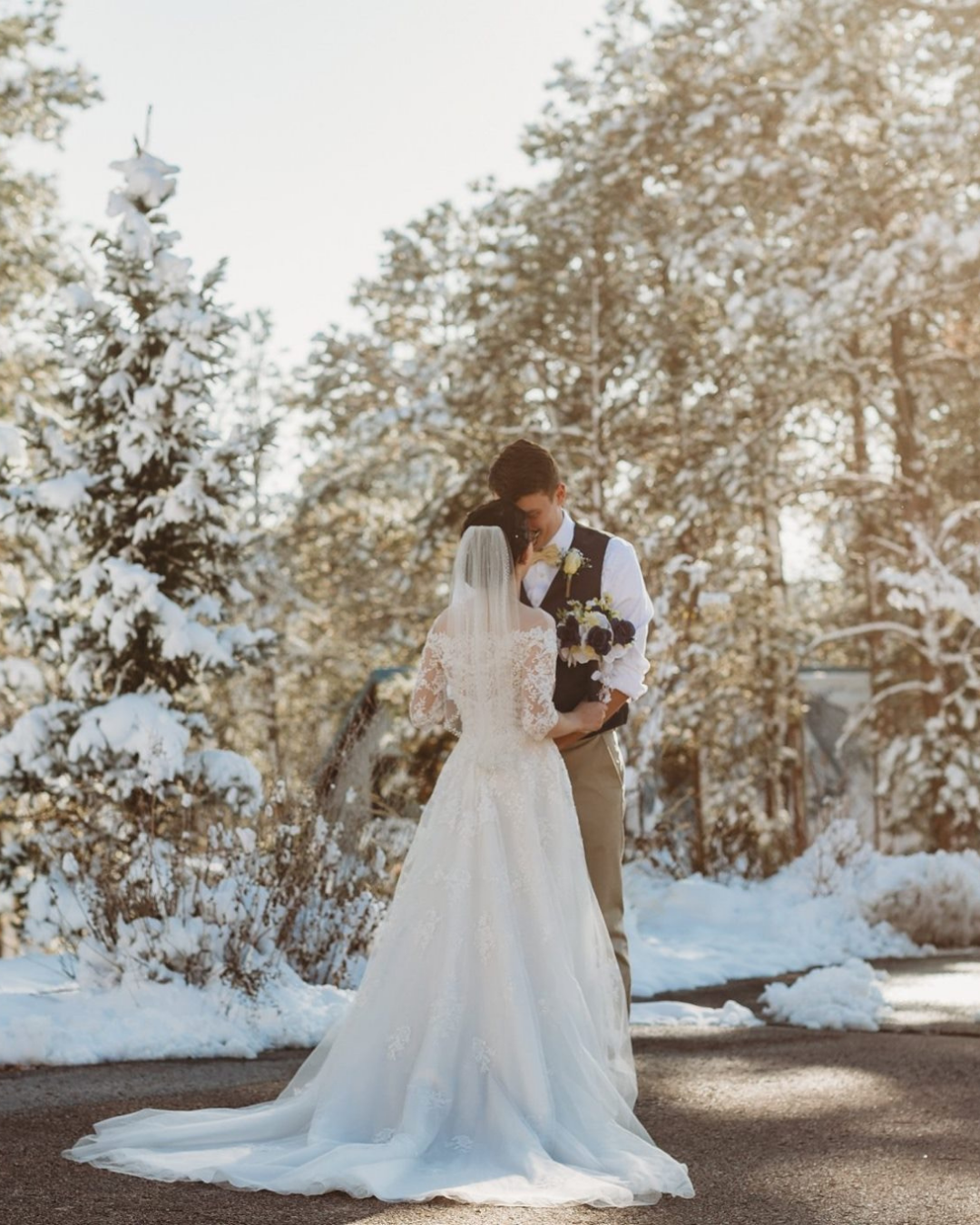 Photographie d'hiver des mariés à Golden Hour portant une robe appelée Bree par Maggie Sottero