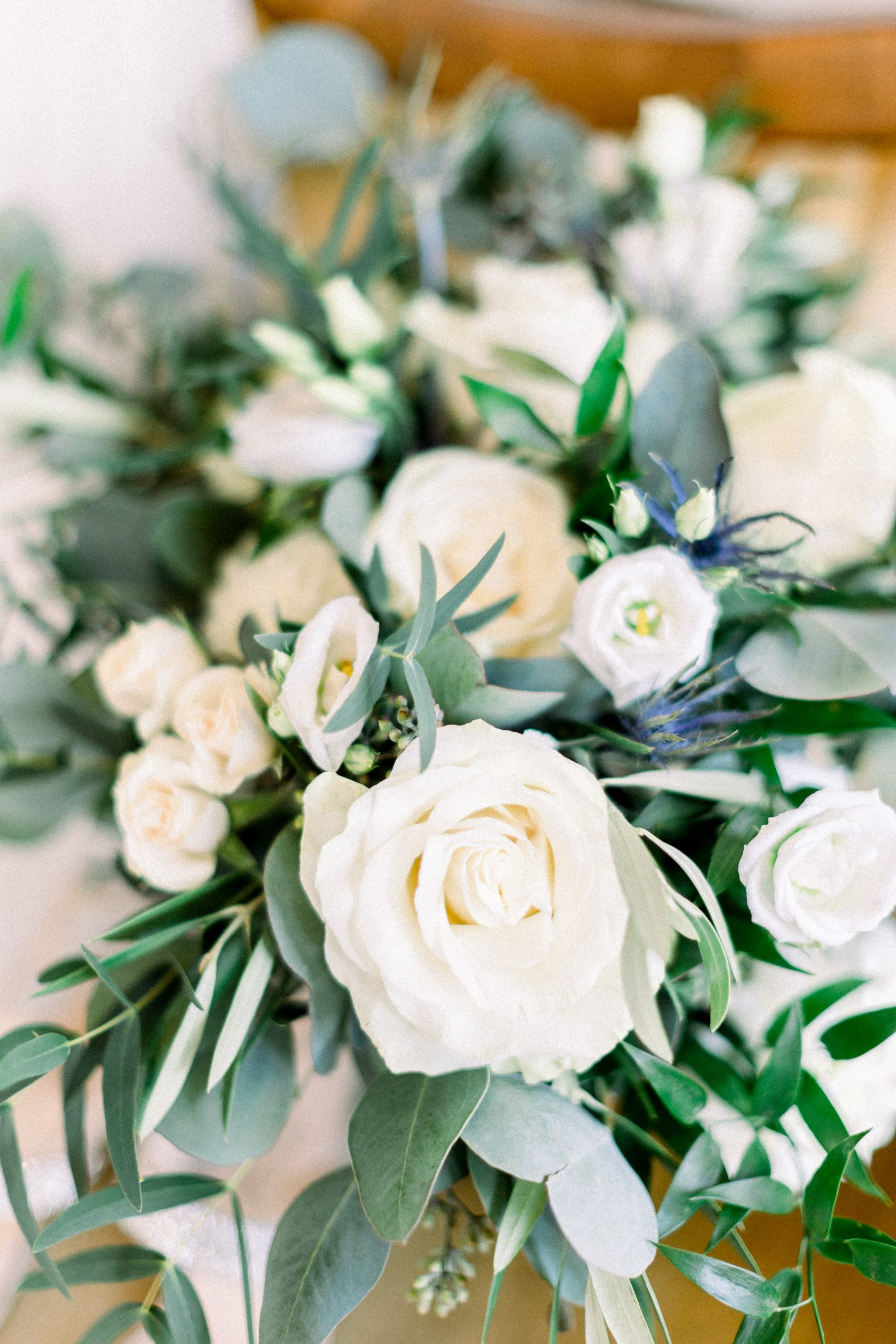 Bouquet de mariage bricolage avec des fleurs blanches et des feuilles vertes