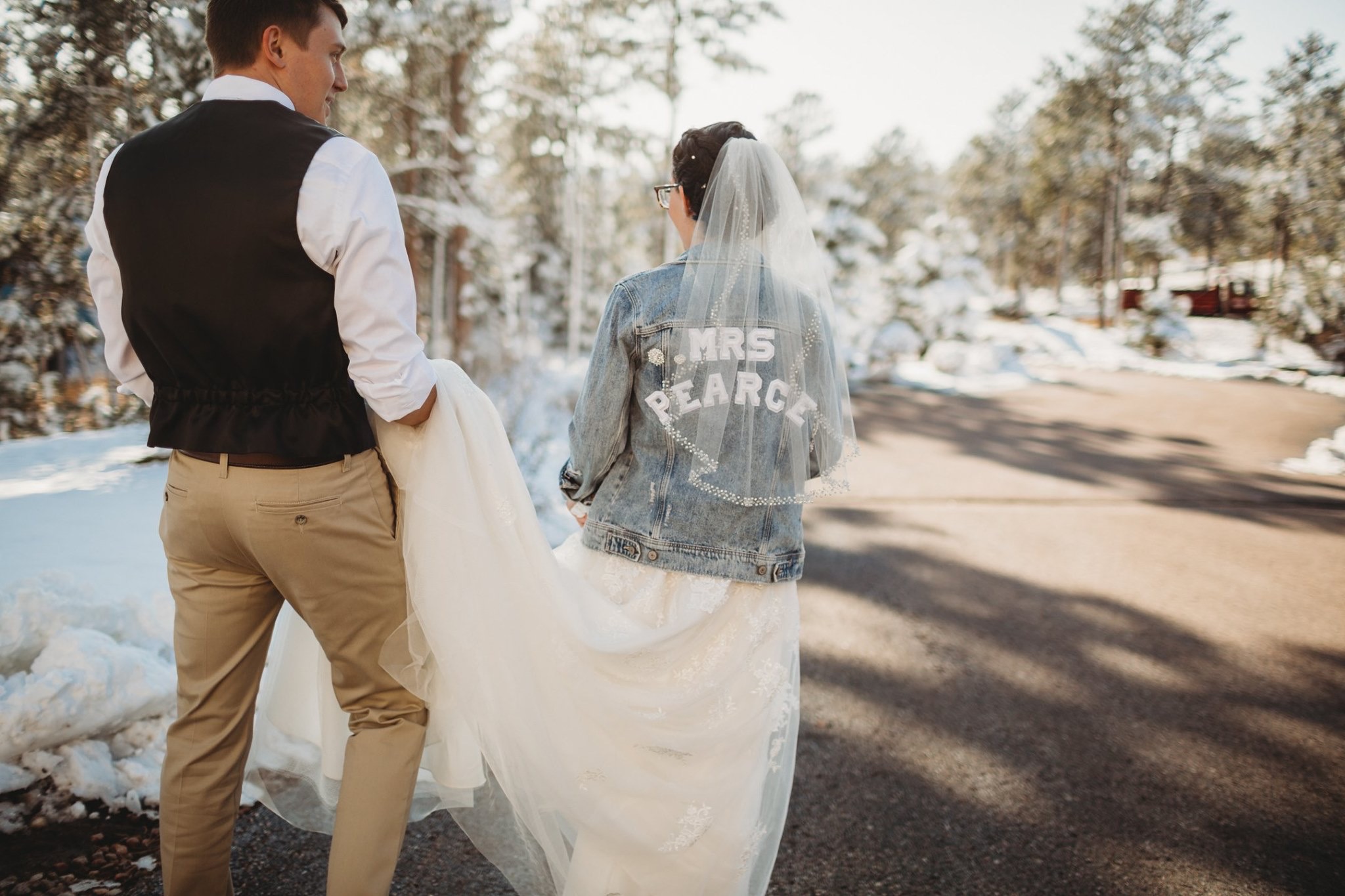 La mariée se marie dans un accessoire d'hiver portant une robe appelée Bree par Maggie Sottero