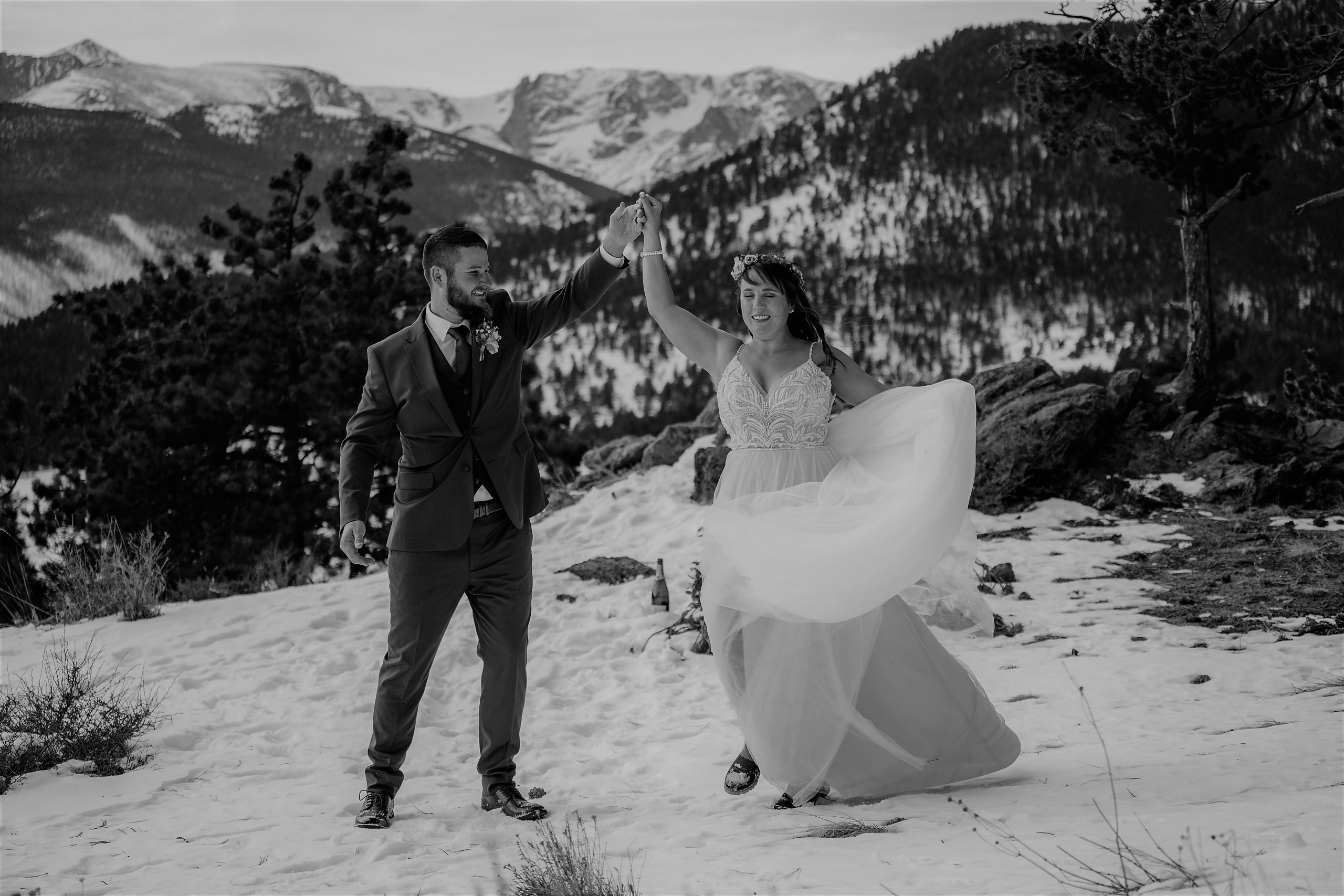 Mariée portant Charlene par Maggie Sottero en photo noir et blanc avec le marié 