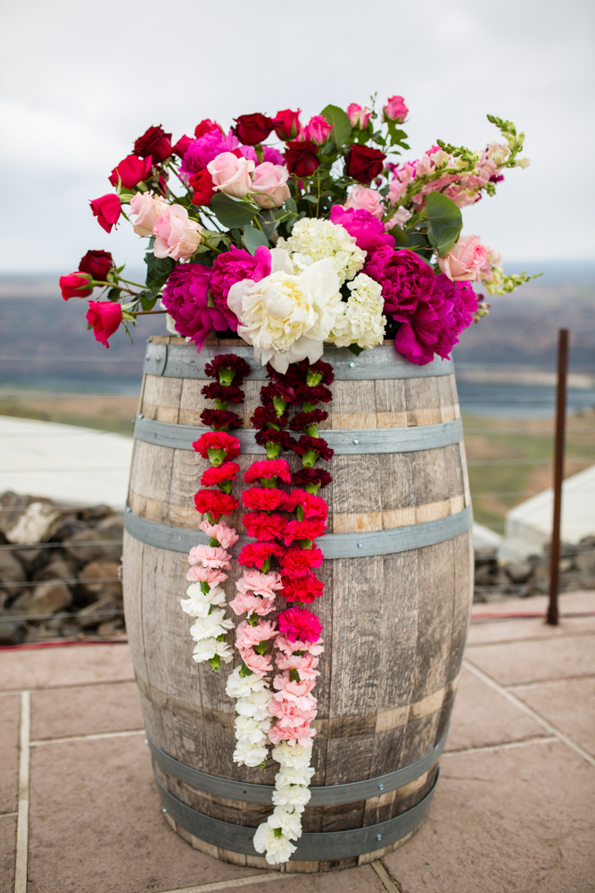 Idées créatives de fête de fiançailles de décorations florales avec des fleurs rouges, blanches et roses