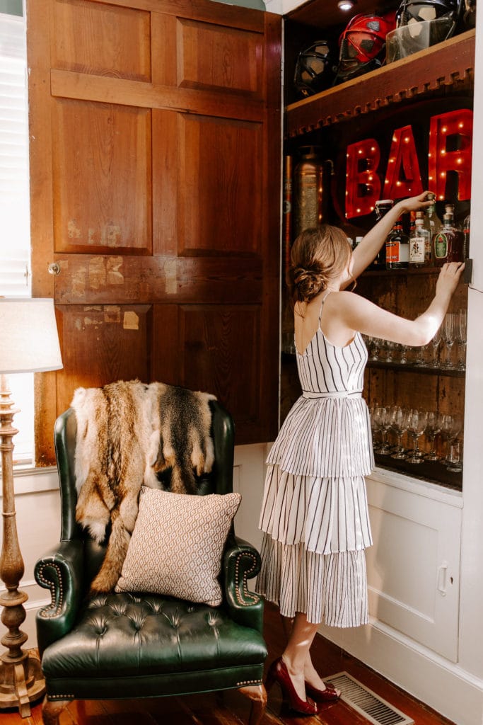 Femme en robe de cocktail au bar personnalisé