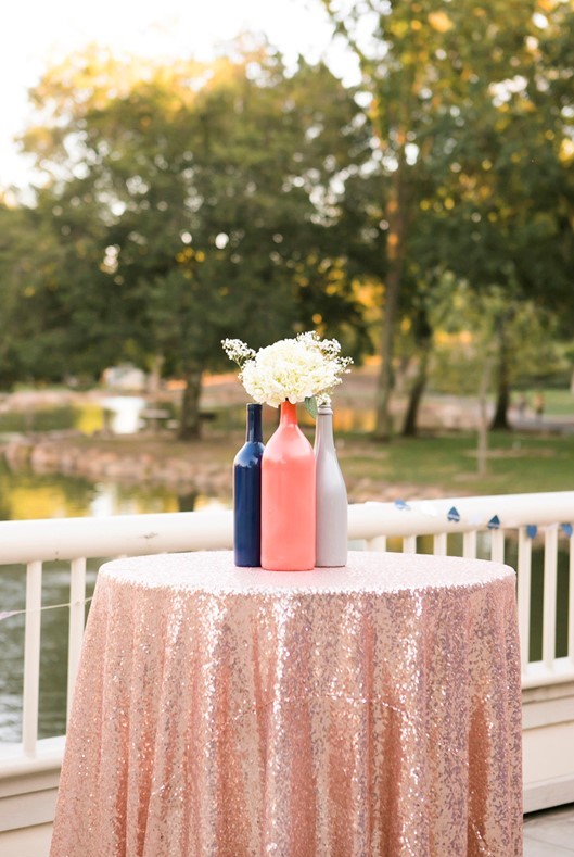 Idées créatives de fête de fiançailles d'une nappe rose pailletée