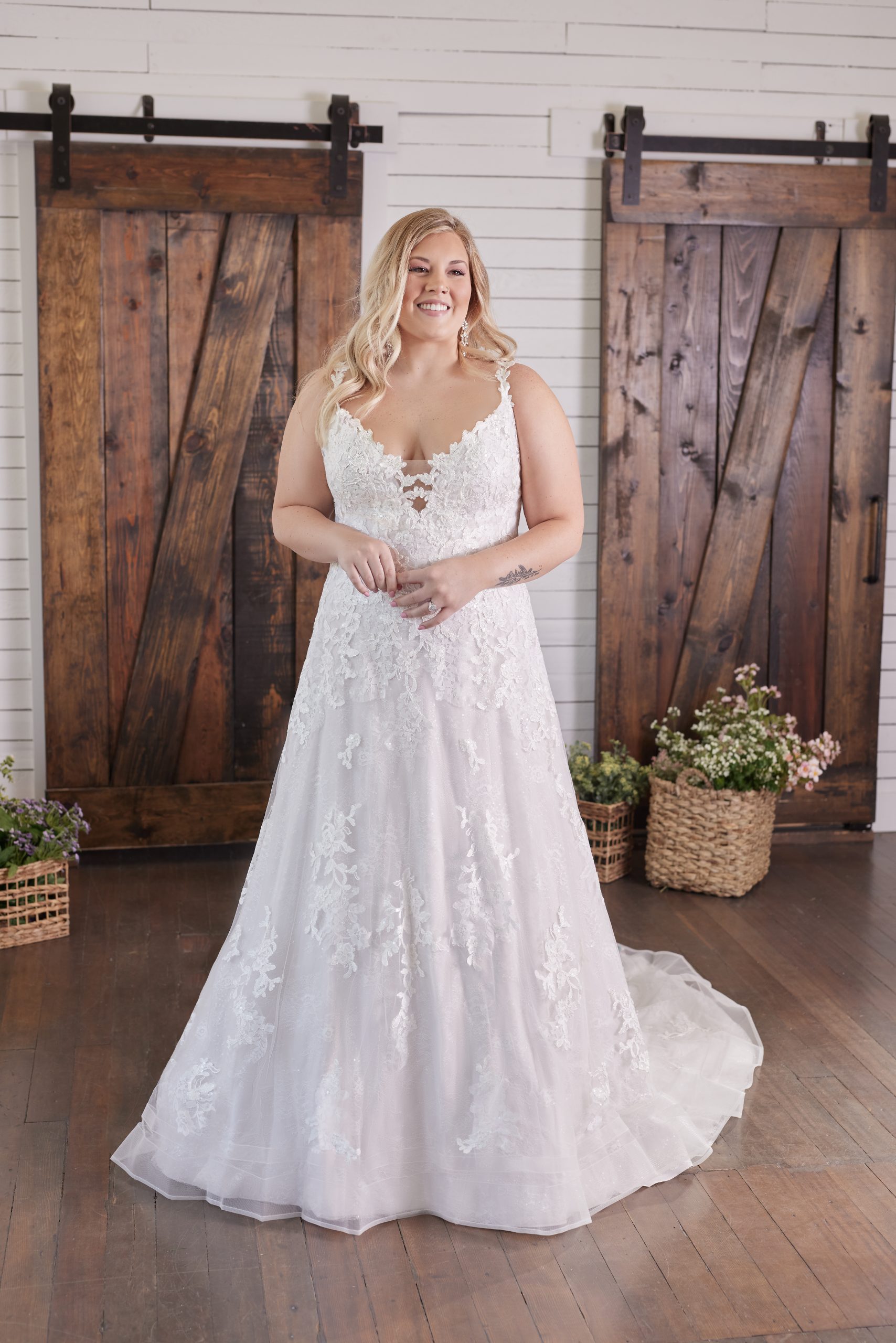 Une mariée grande taille portant une robe de mariée classique appelée Courtney par Rebecca Ingram