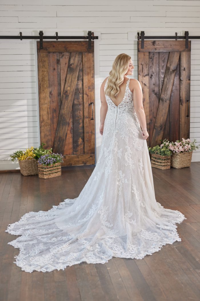 A Plus Size Bride Wearing A Classic Wedding Dress Called Johanna By Maggie Sottero 