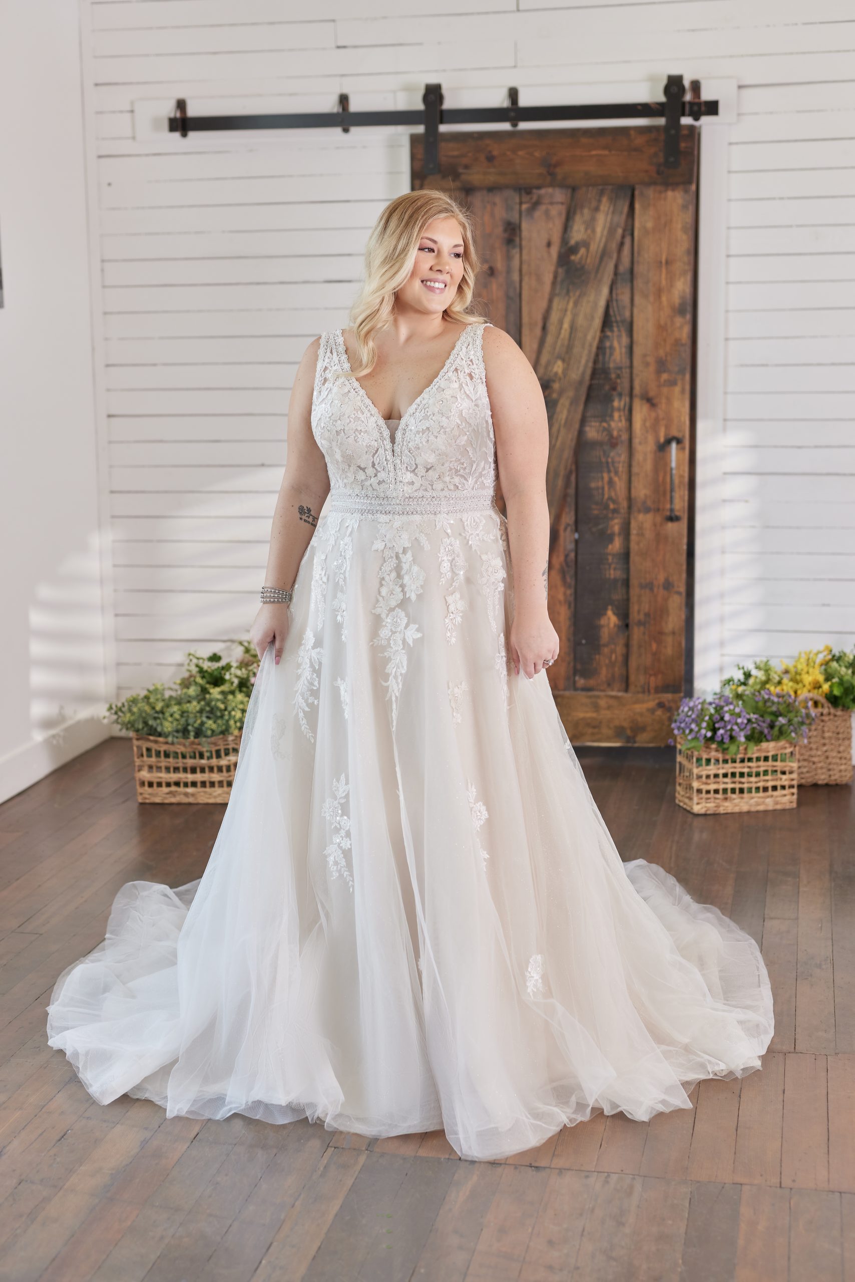 Mariée grande taille portant une robe de mariée A-Line appelée Raphael Dawn par Maggie Sottero