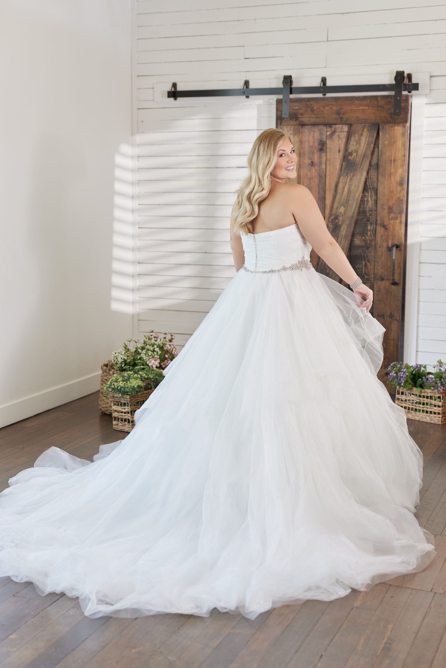 Mariée grande taille portant une robe de mariée classique qui est une robe de bal appelée Yasmin par Maggie Sottero