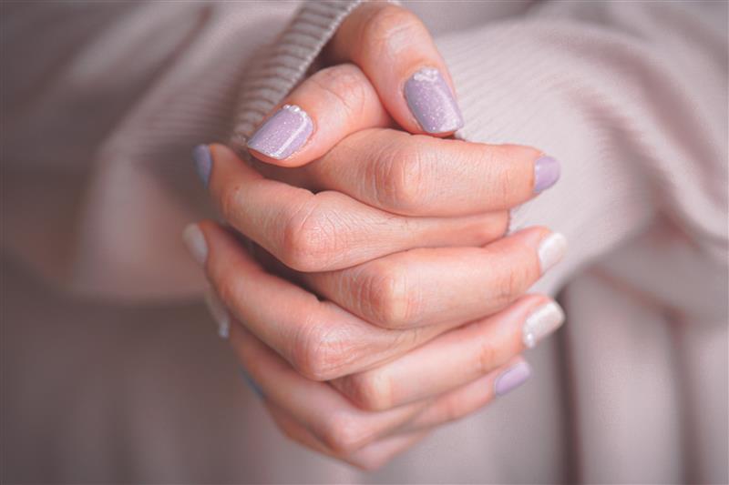 Mariée avec des ongles de mariage de perles