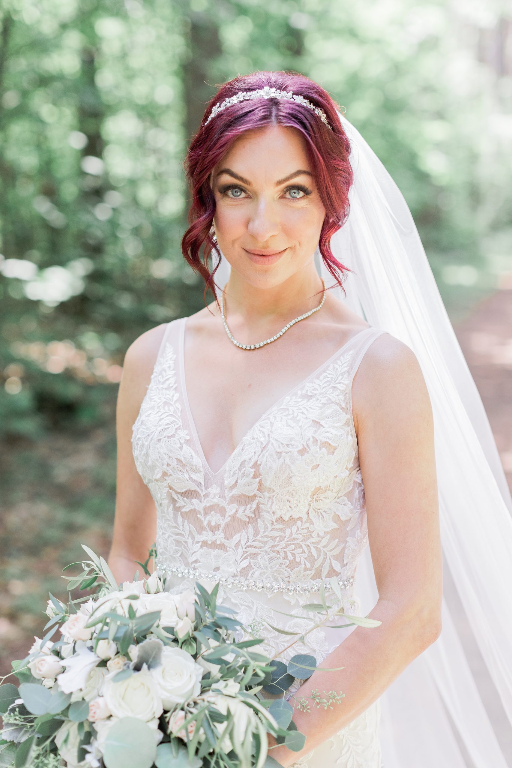 Mariée portant une robe de mariée personnalisée appelée Greenley avec un corsage non doublé par Maggie Sottero