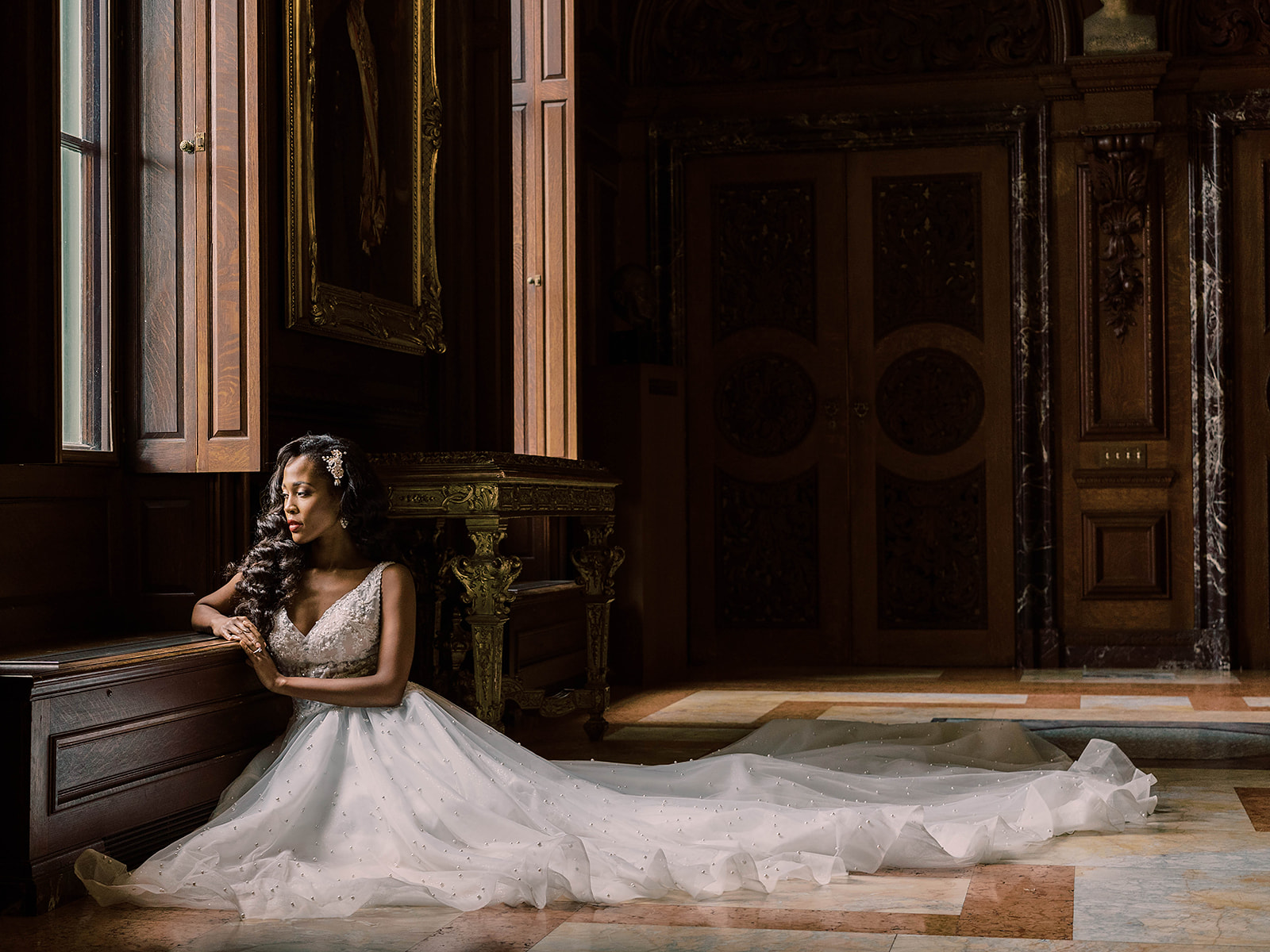 Photo d'une mariée portant une robe de mariée en perles appelée Pierce par Sottero et Midgley