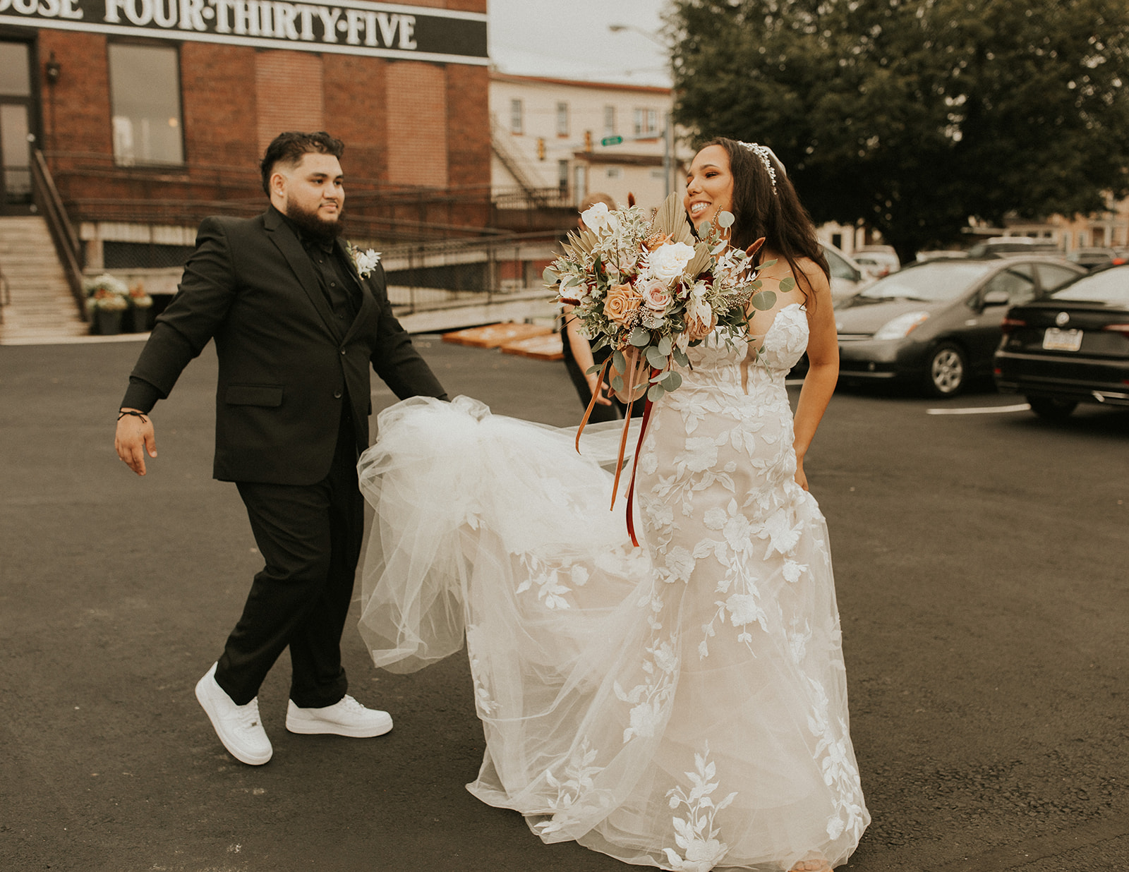 La mariée marche avec le marié à New York portant une robe de mariée appelée Hattie par Rebecca Ingram