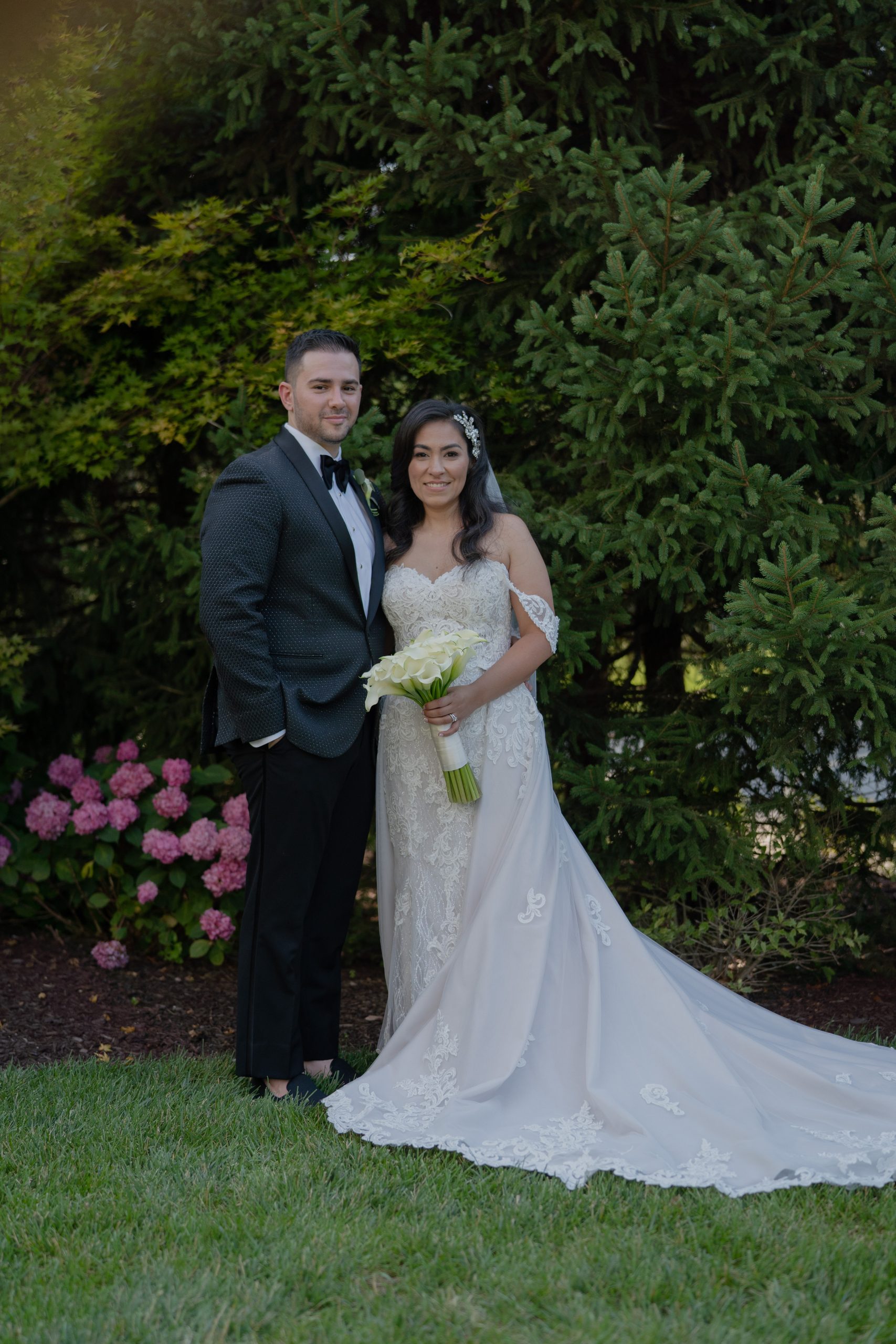 Mariée portant une robe de mariée ajustée en dentelle appelée Kaysen par Maggie Sottero avec le marié