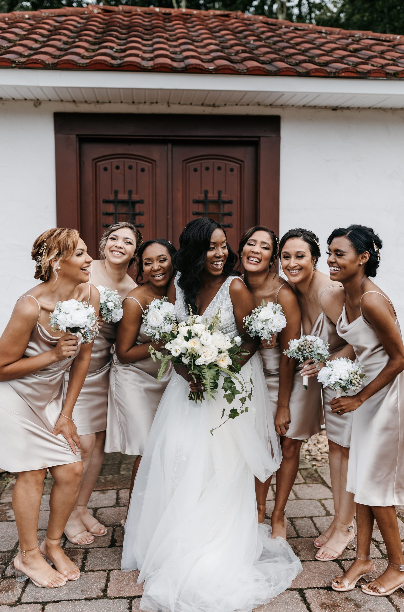 La mariée porte une robe de mariée abordable appelée Raelynn par Rebecca Ingram avec une soirée nuptiale en or et noir