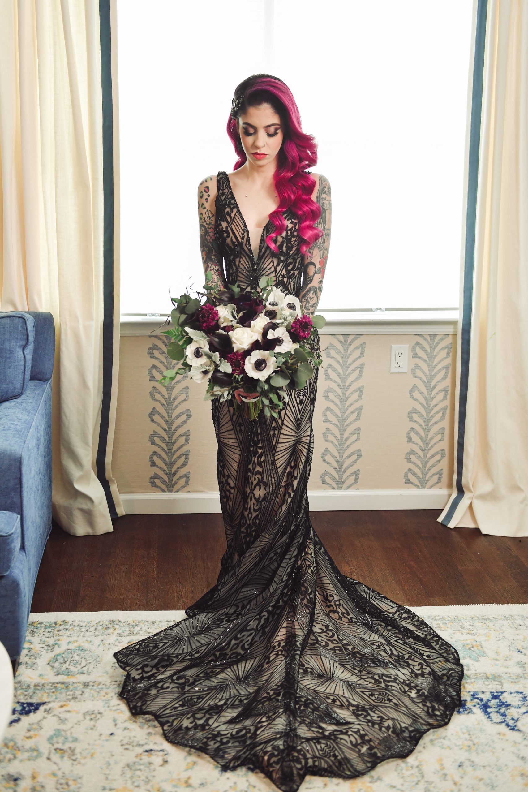 Mariée aux cheveux roses vêtue d'une robe de mariée noire sexy appelée Elaine par Maggie Sottero 