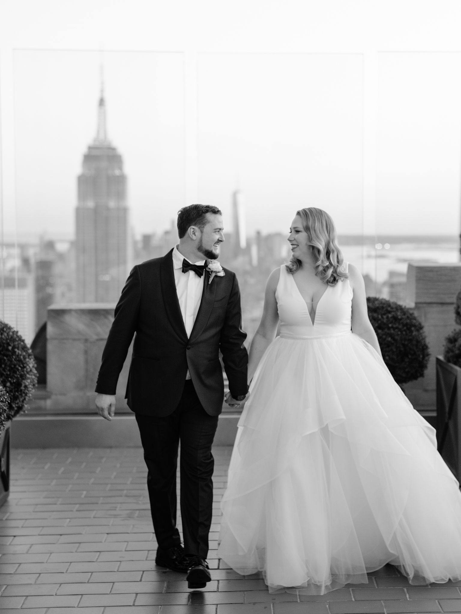 La mariée porte une robe de mariée appelée Fatima par Maggie Sottero avec son mari à New York