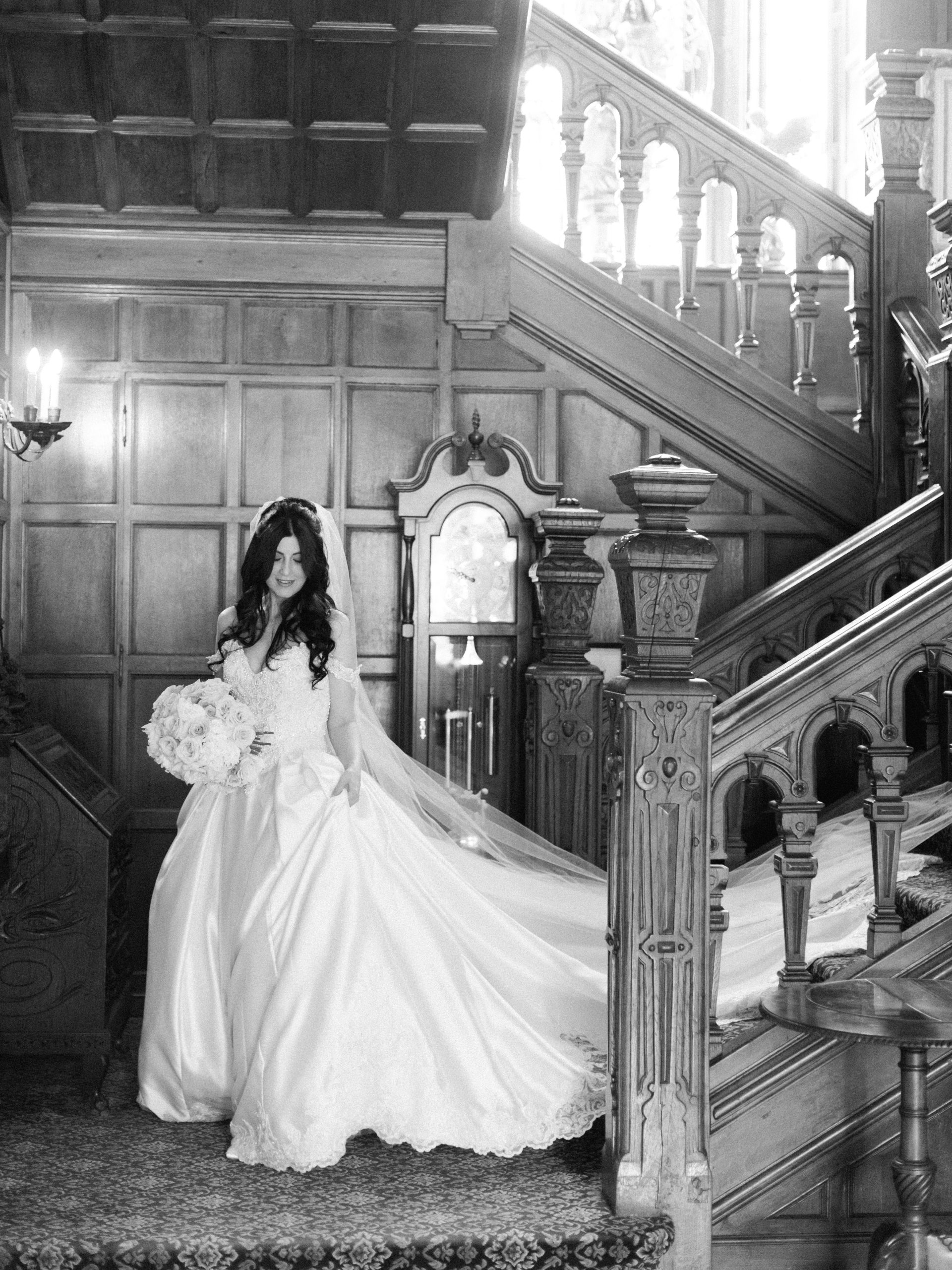 Mariée portant une robe de bal appelée Kimora par Sottero et Midgley descendant des escaliers