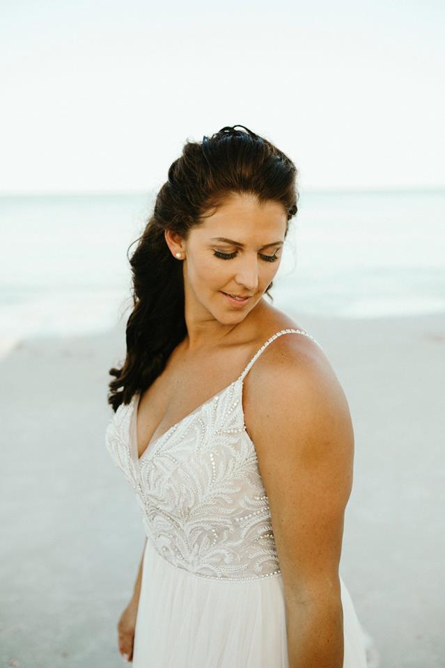 Mariée avec un look de mariage maquillage naturel sur une plage portant Charlene par Maggie Sottero