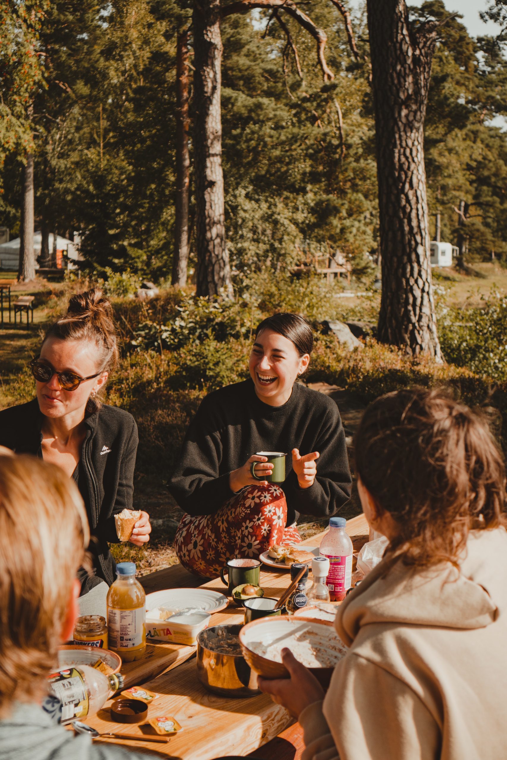 Photo de femmes lors d'une soirée entre célibataires assises dans un terrain de camping 
