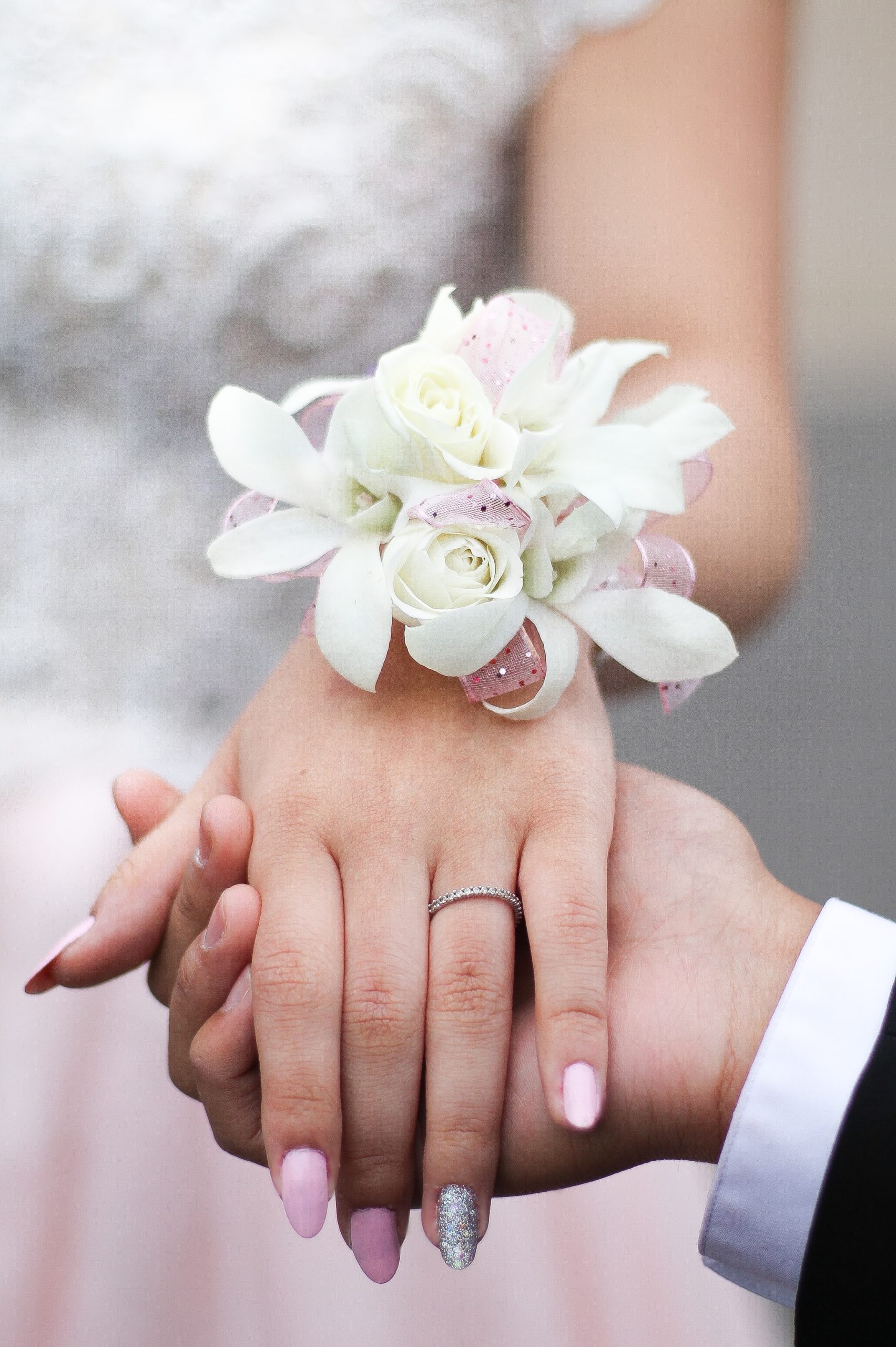 Mariée avec des ongles roses et argentés scintillants avec corsage 