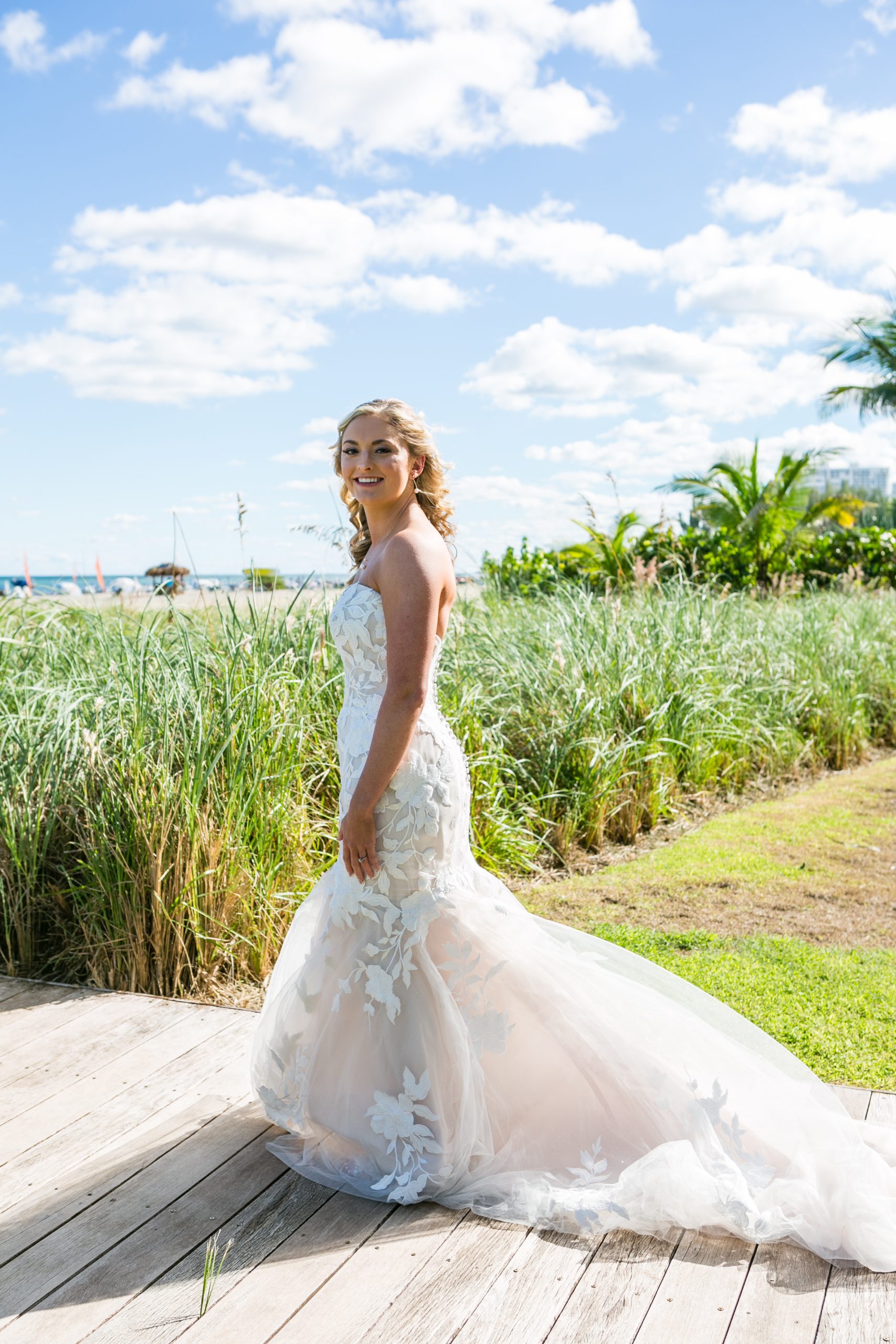 Mariée sur la plage portant une robe de mariée sirène appelée Hattie par Rebecca Ingram