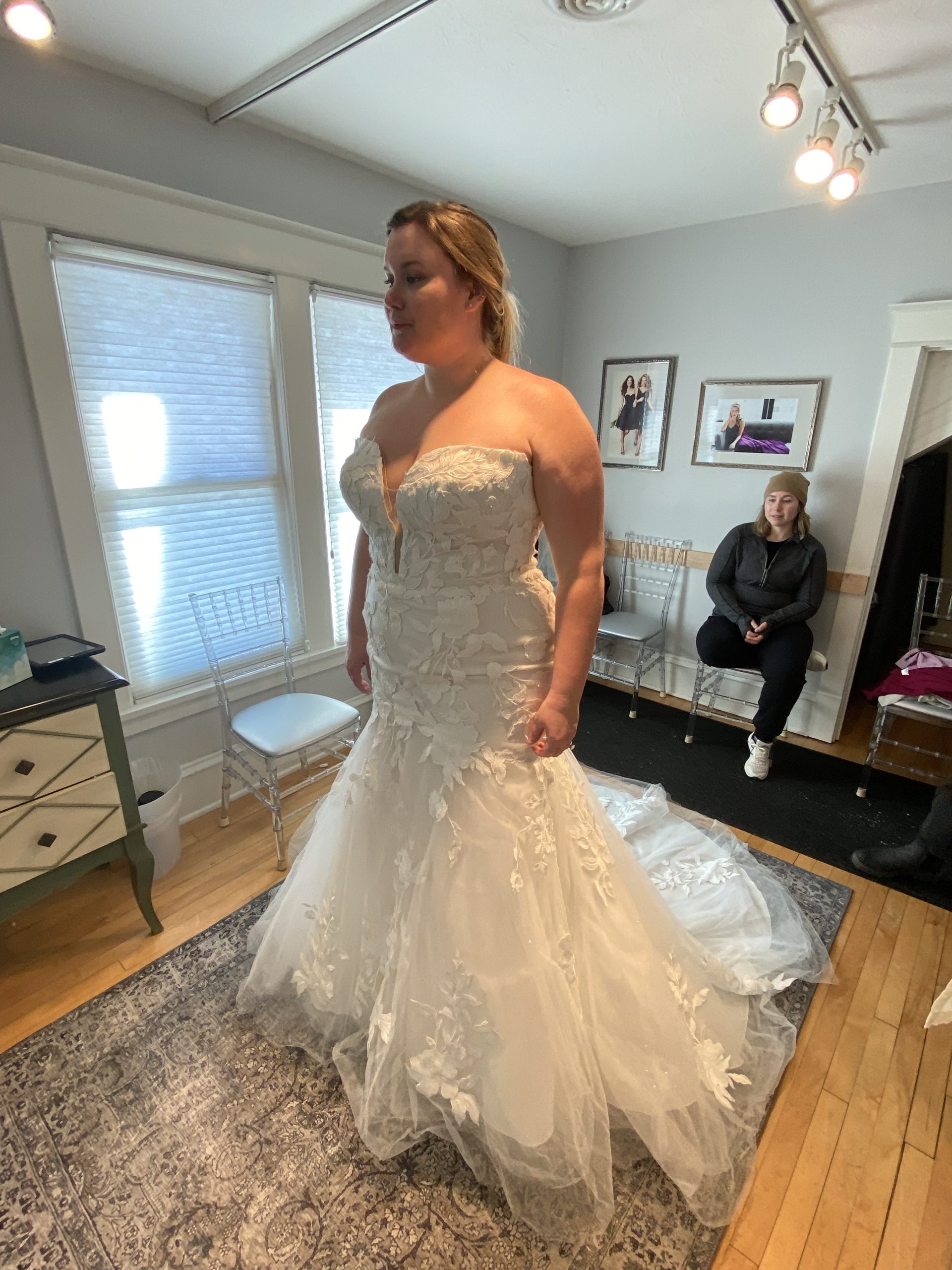Mariée lors d'un rendez-vous nuptial essayant une robe de mariée sirène appelée Hattie par Rebecca Ingram