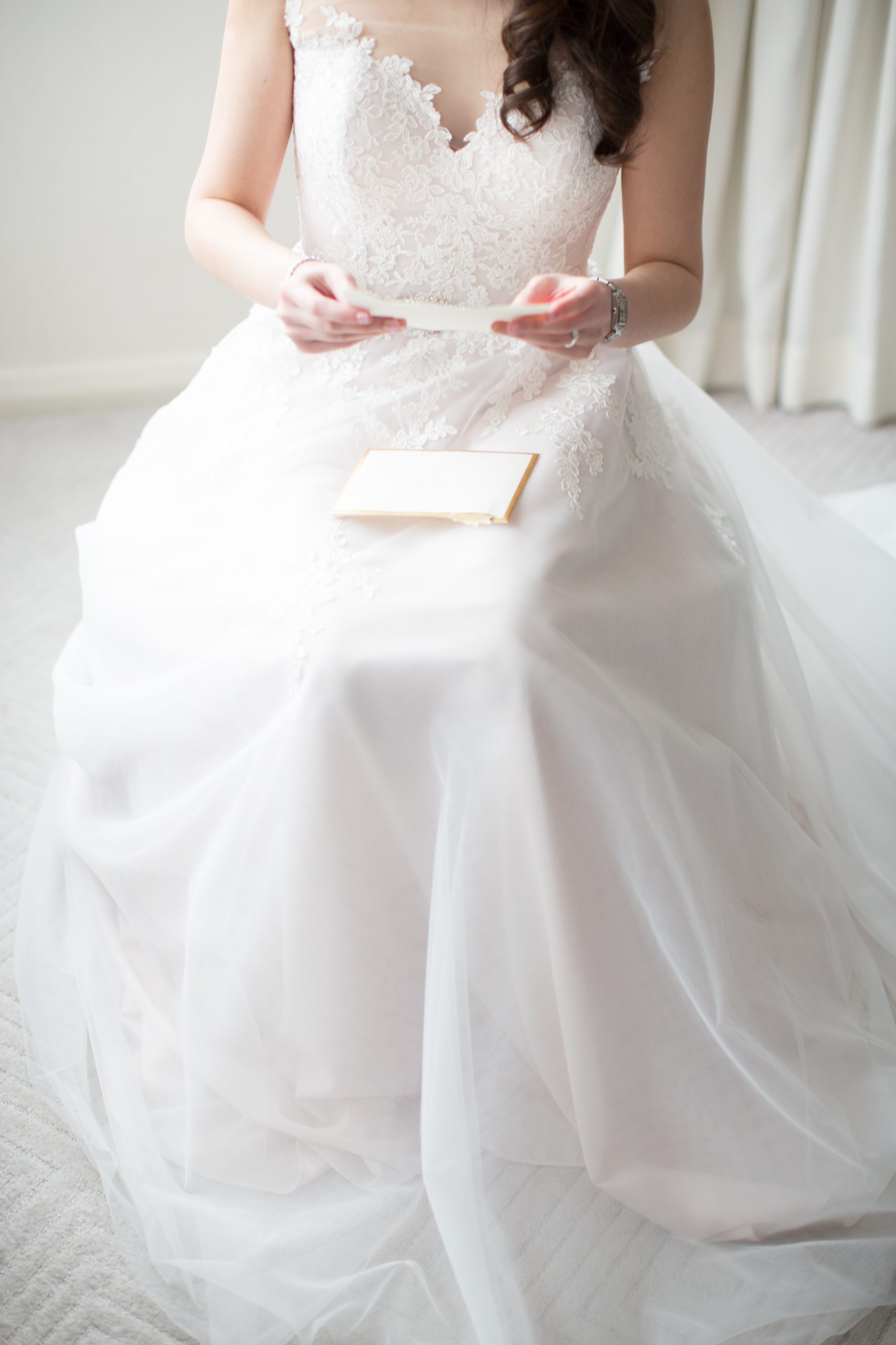 La mariée porte une robe de mariée A-Line appelée Olivia par Rebecca Ingram pratiquant ses vœux