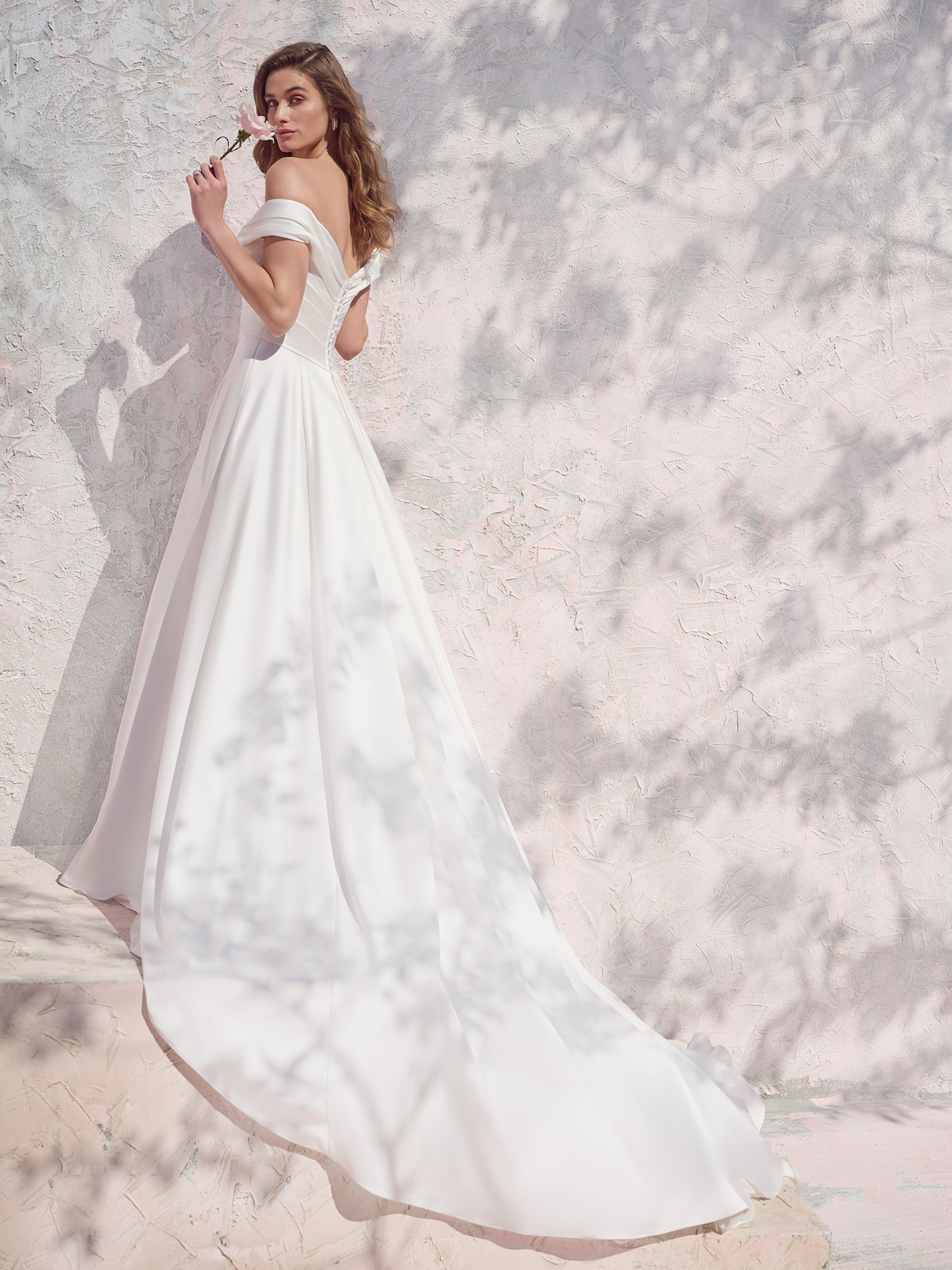 La mariée porte une robe de mariée simple appelée Ekaterina par Maggie Sottero