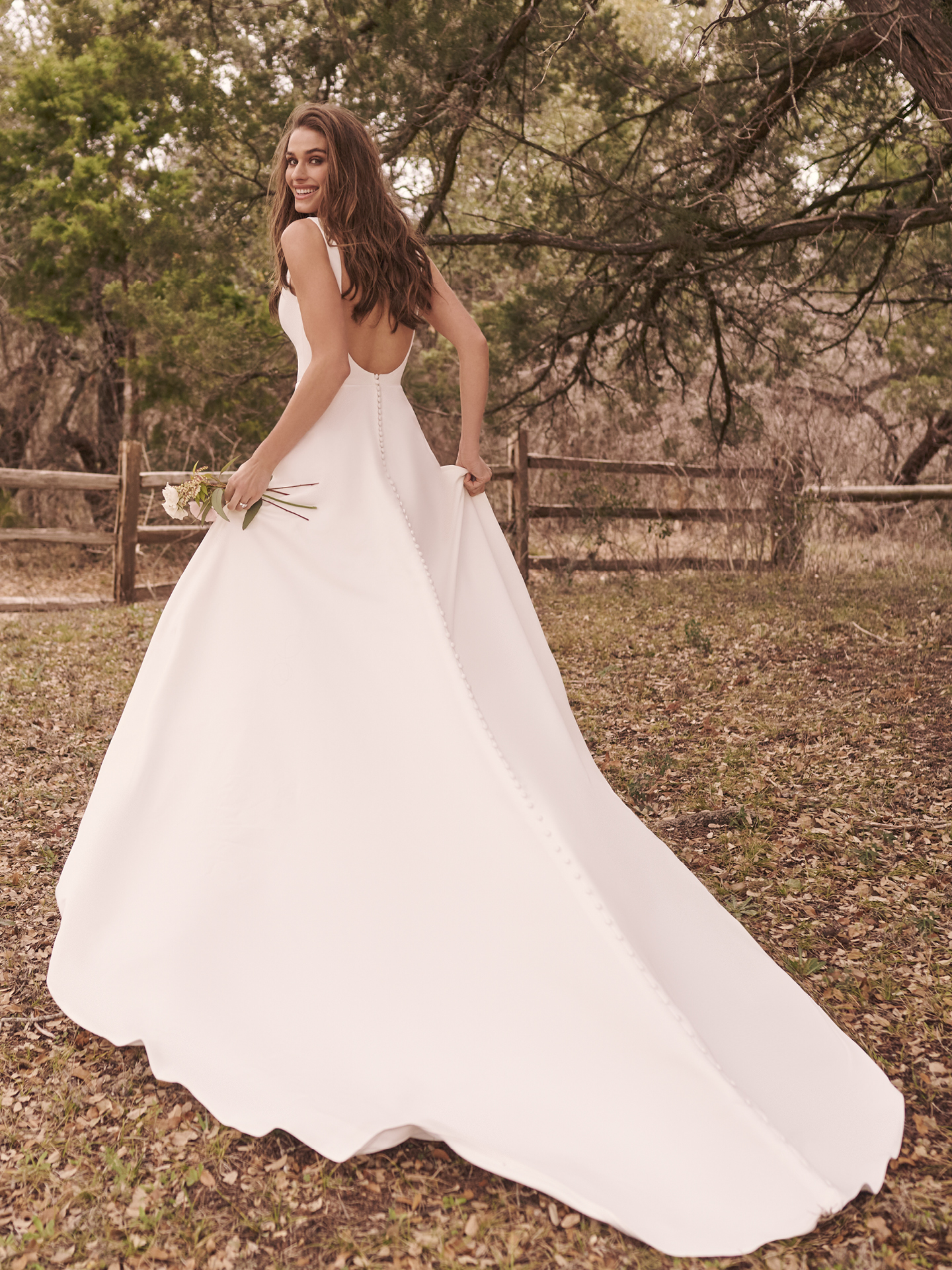 Mariée portant une simple robe de mariée A-ligne appelée Paxton par Maggie Sottero