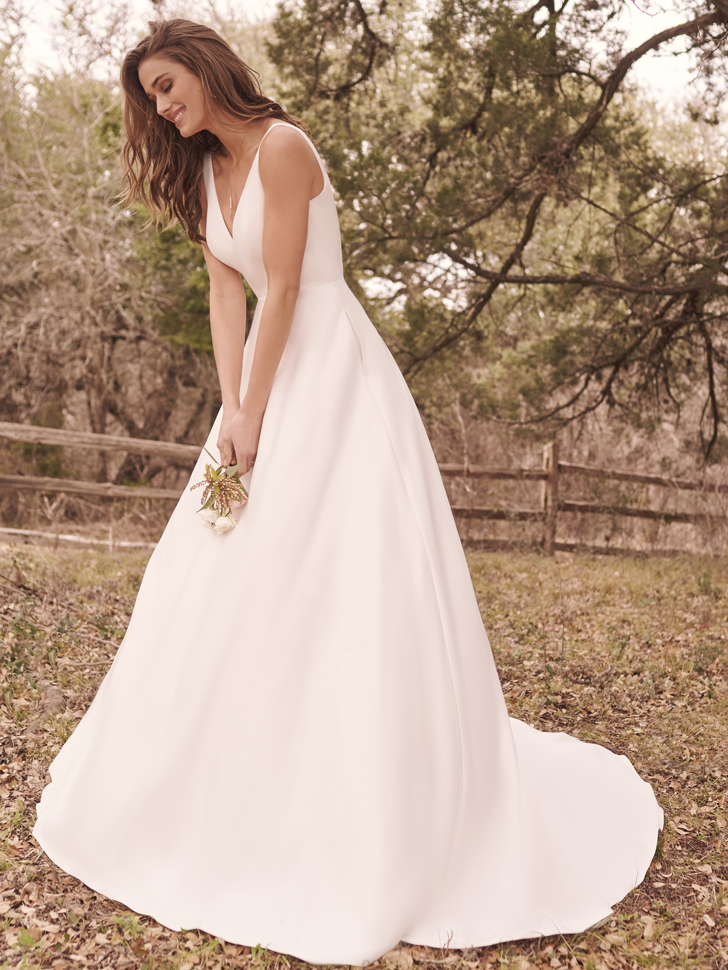 Mariée portant une simple robe de mariée A-ligne appelée Paxton par Maggie Sottero