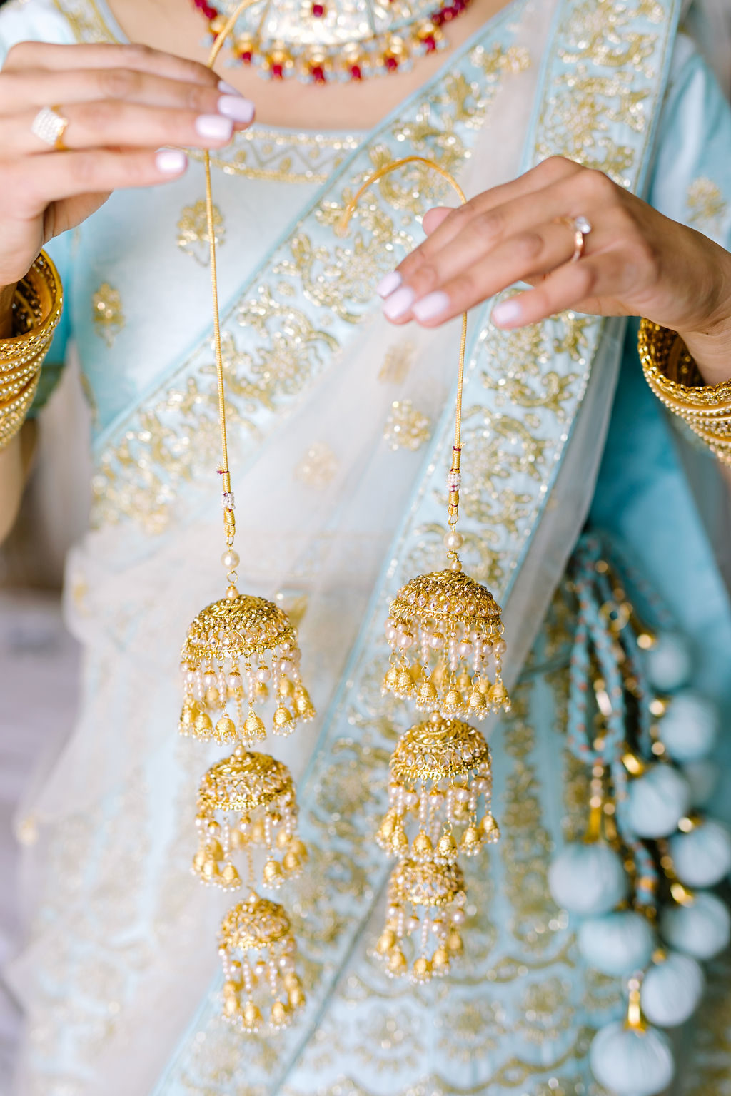 Mariée indienne avec son mari pendant le mariage avec un sari blanc
