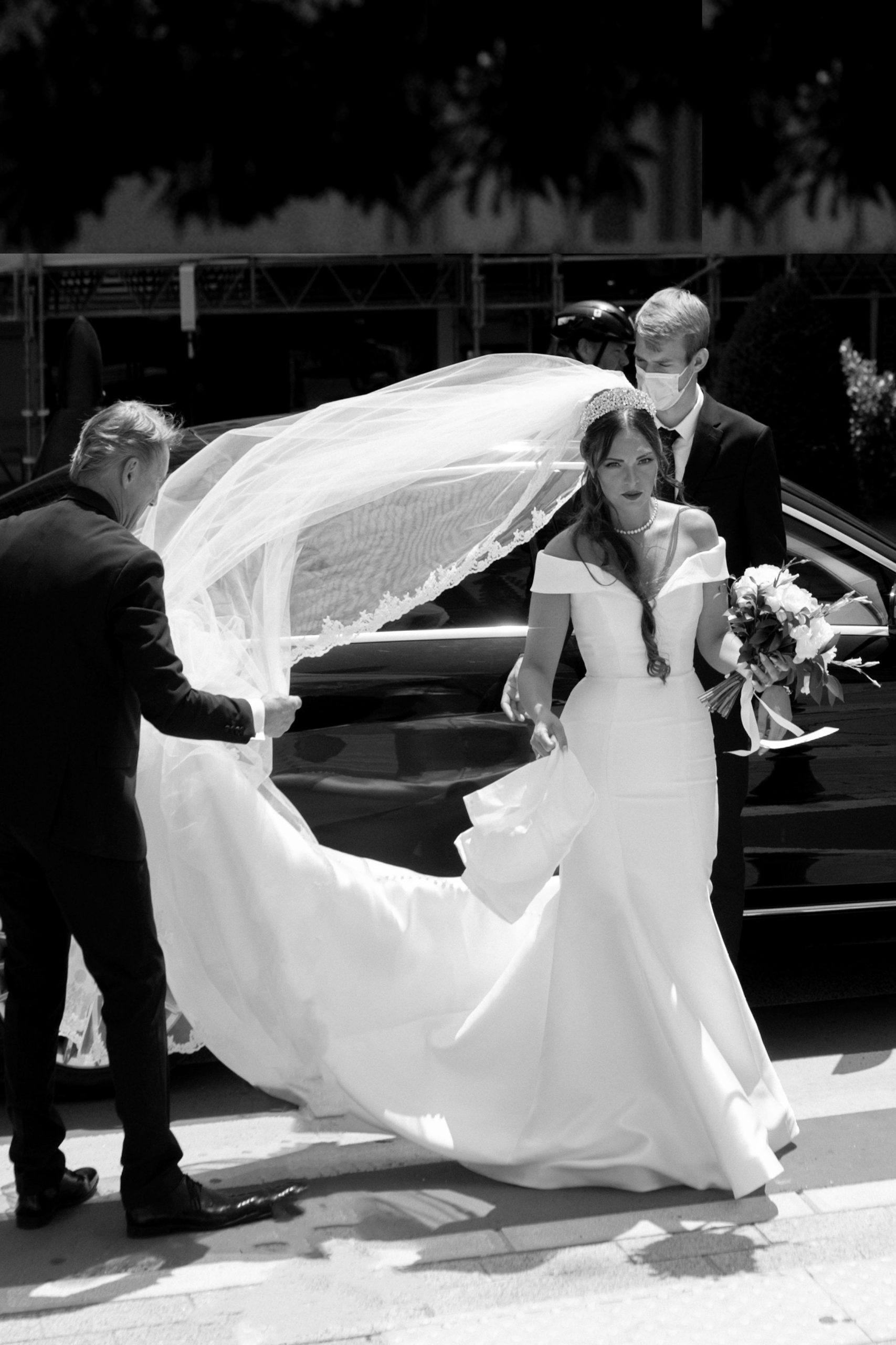 Photo en noir et blanc d'une mariée portant une robe de mariée appelée Josie par Rebecca Ingram avec voile