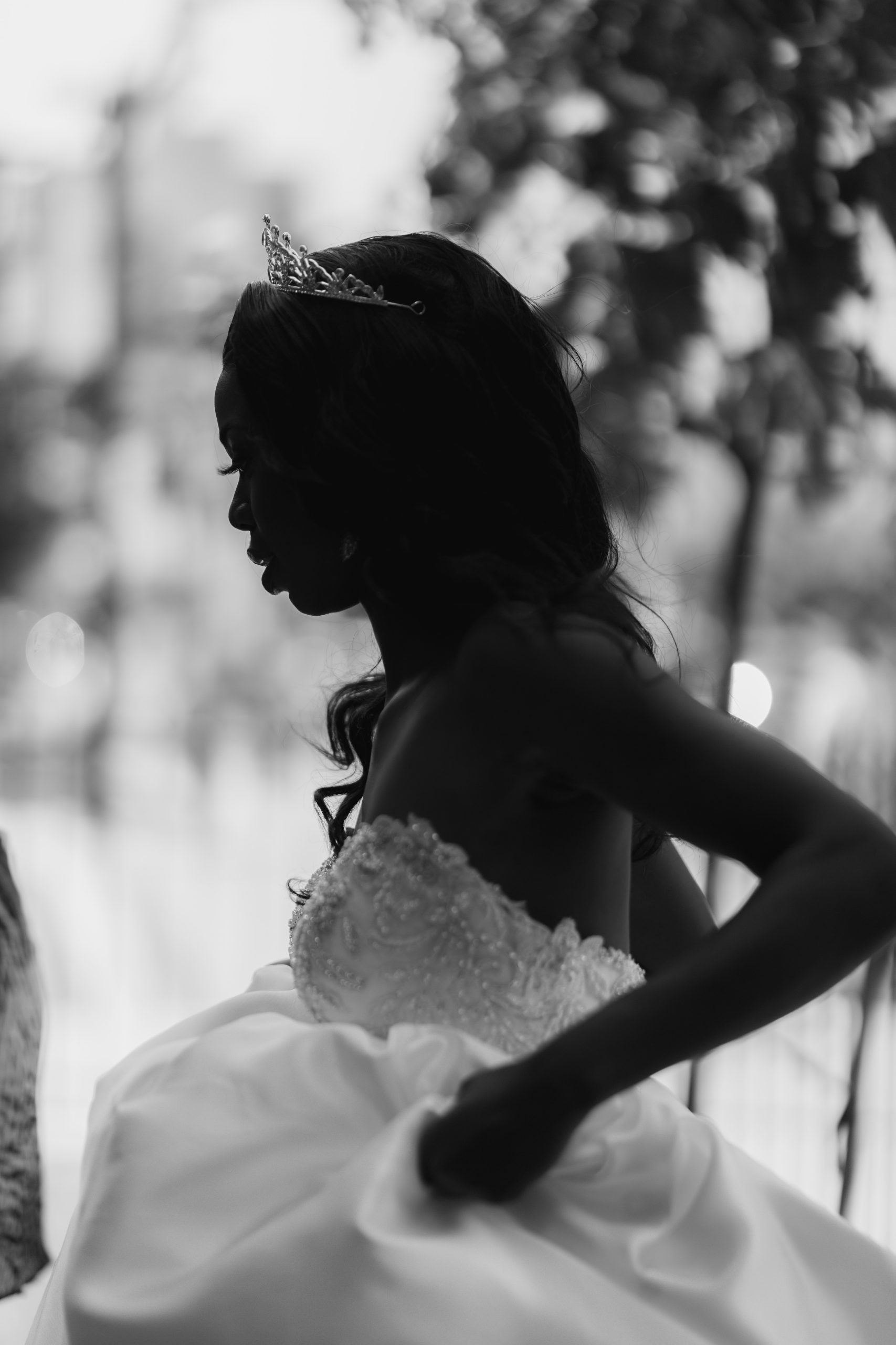 Mariée en robe de mariée sans bretelles appelée Kimora par Sottero et Midgley