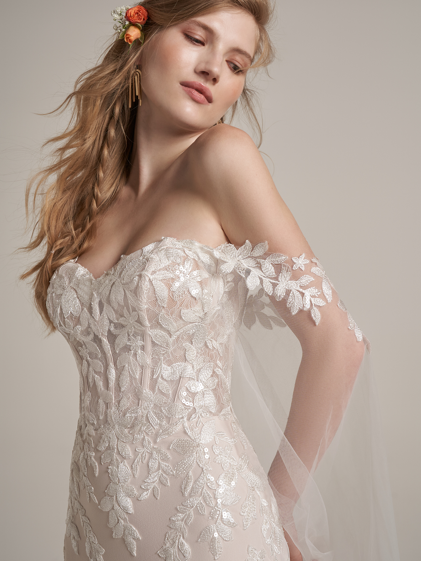 La mariée porte une robe de mariée en crêpe sexy appelée Lily par Rebecca Ingram