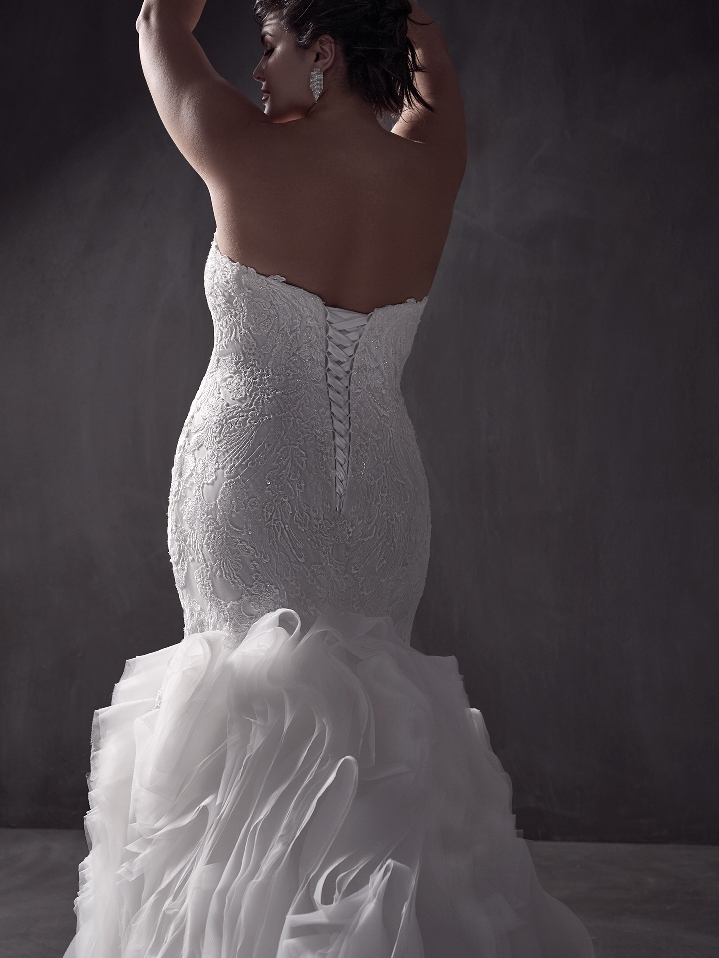 Mariée en robe de mariée sirène dramatique avec dos corset appelé Ripley par Sottero et Midgley