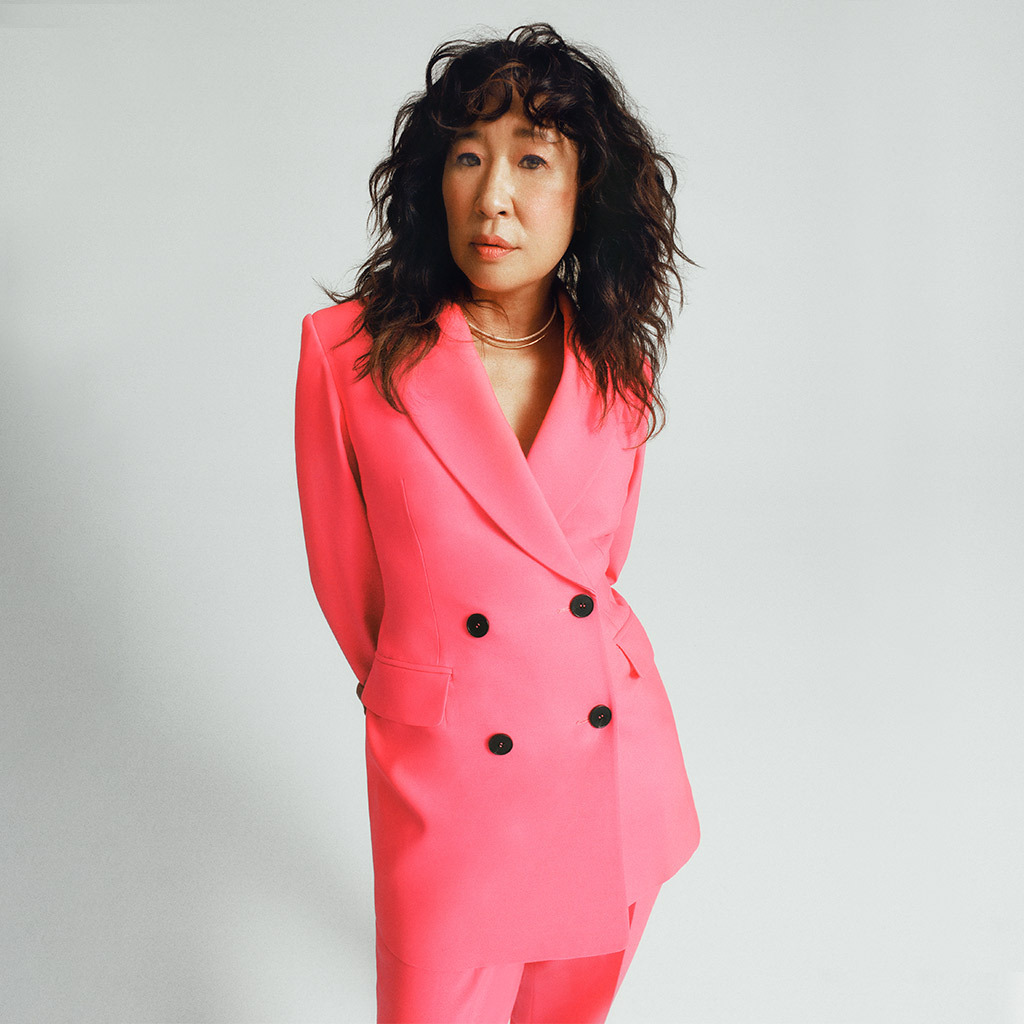 L'actrice Sandra Oh en tailleur rose