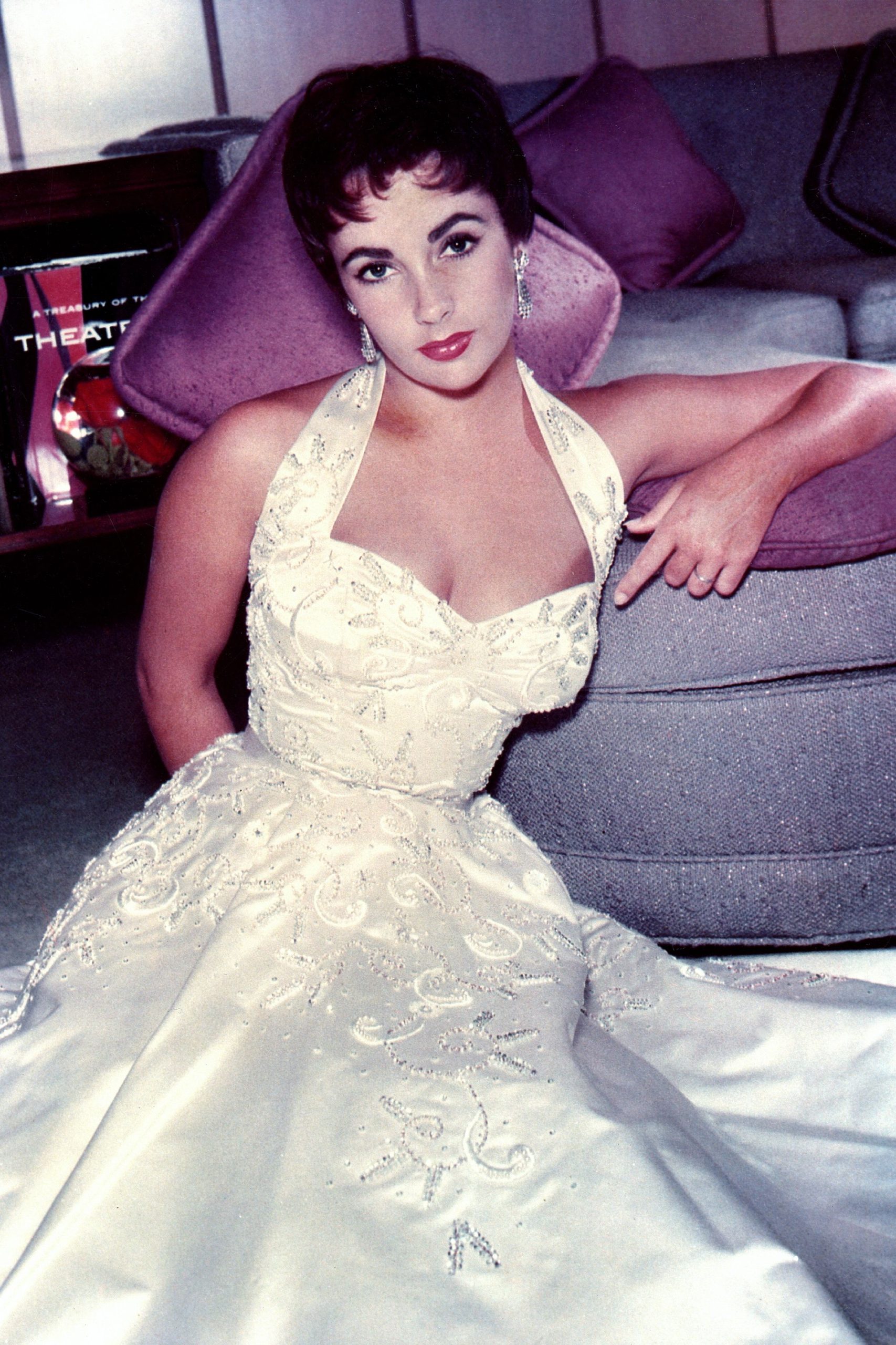 L'actrice Elizabeth Taylor en robe vintage