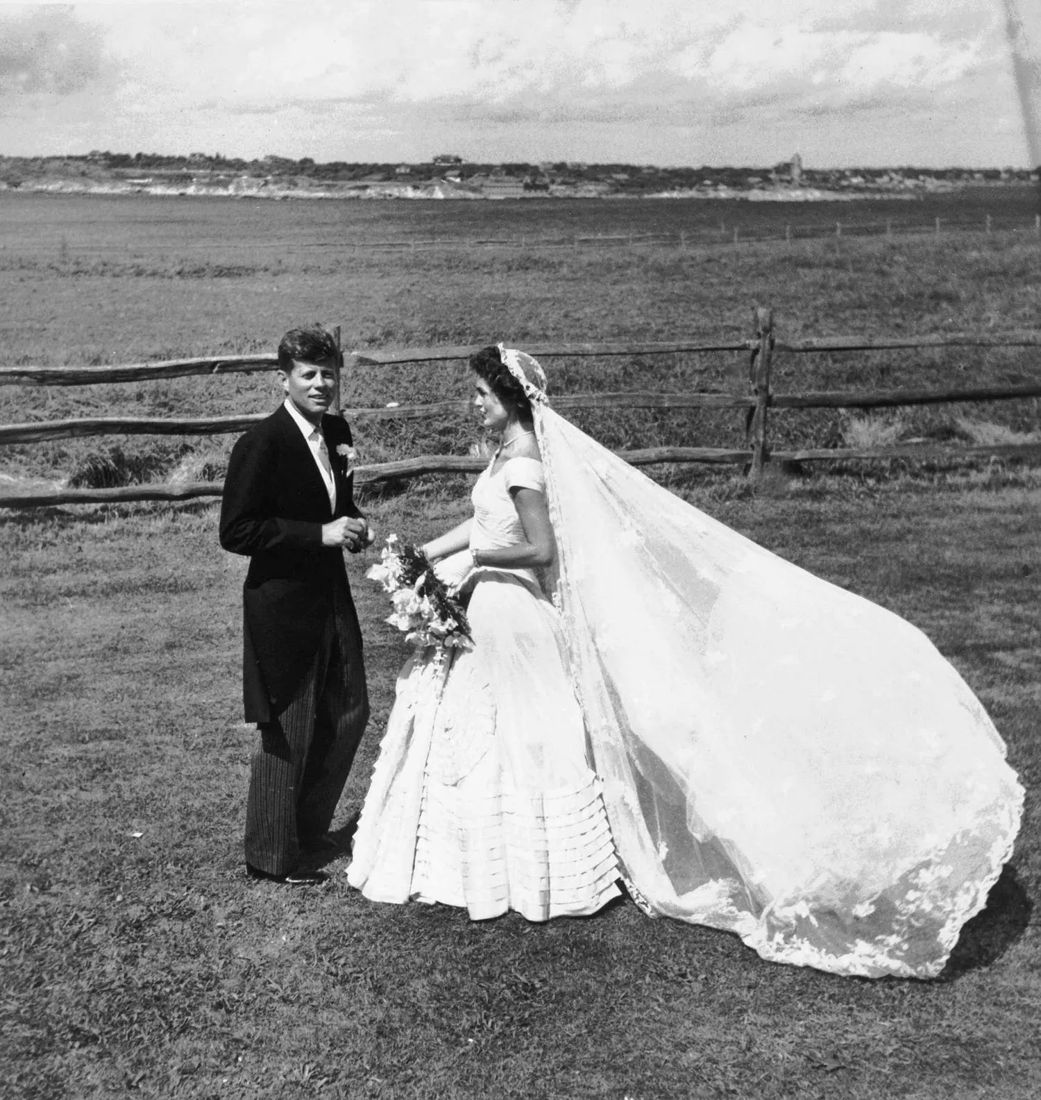 Jackie Kennedy en robe de mariée avec JFK