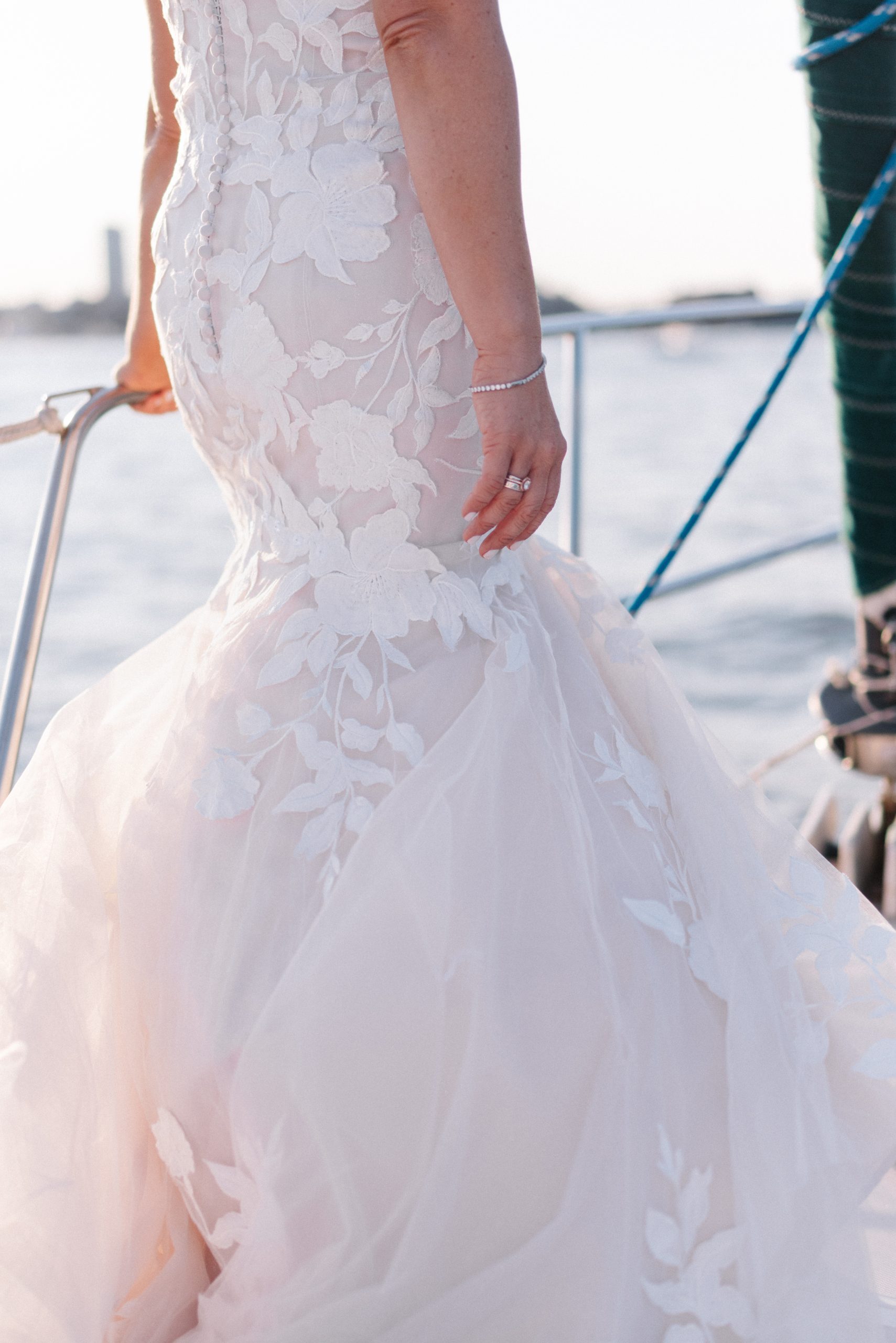 Mariée en robes de mariée florales appelée Hattie par Rebecca Ingram
