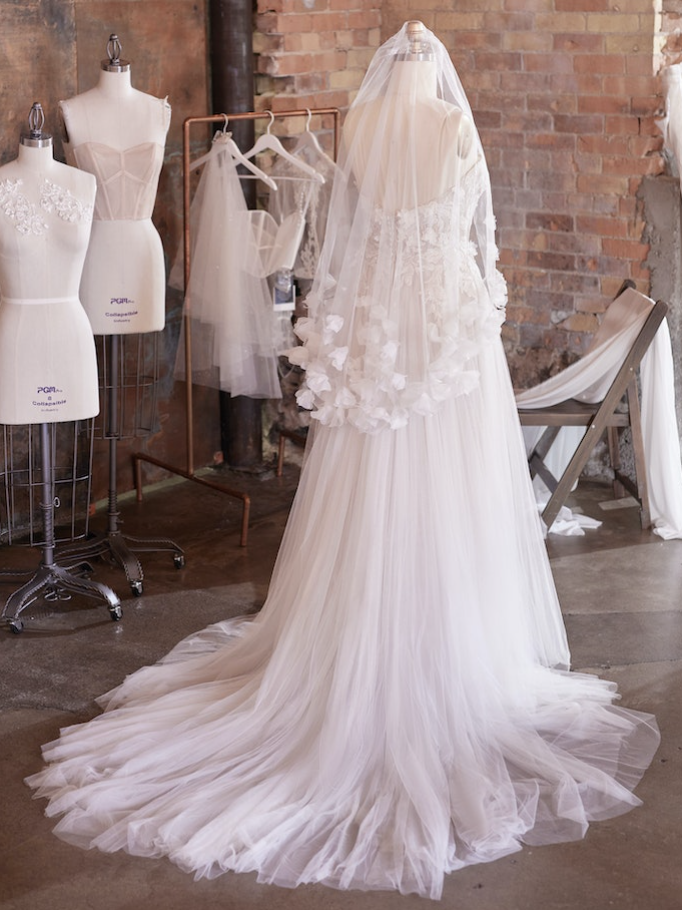 Mannequin portant une robe de mariée florale et un voile de mariée appelé Eldridge par Maggie Sottero
