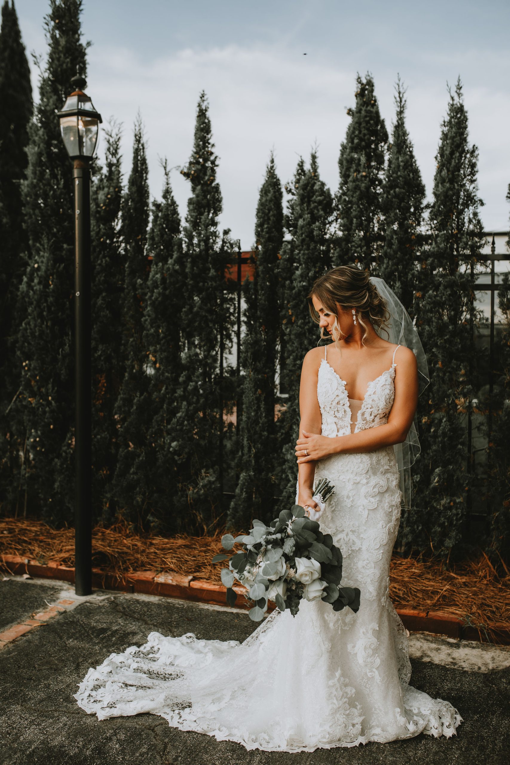 Mariée en robe de mariée ajustée et évasée appelée Toscane Lynette par Maggie Sottero