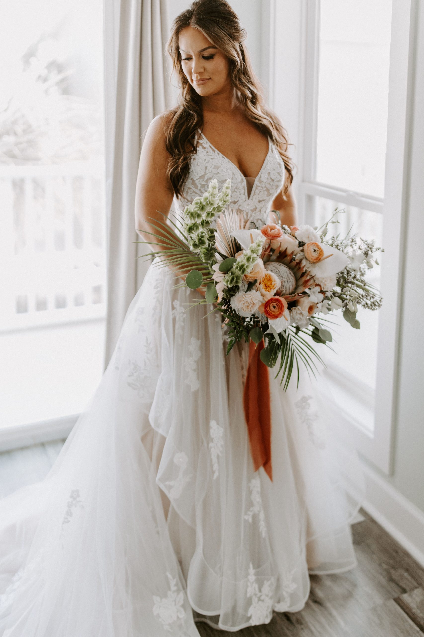 Mariée en robe de mariée en tulle appelée Lettie par Rebecca Ingram