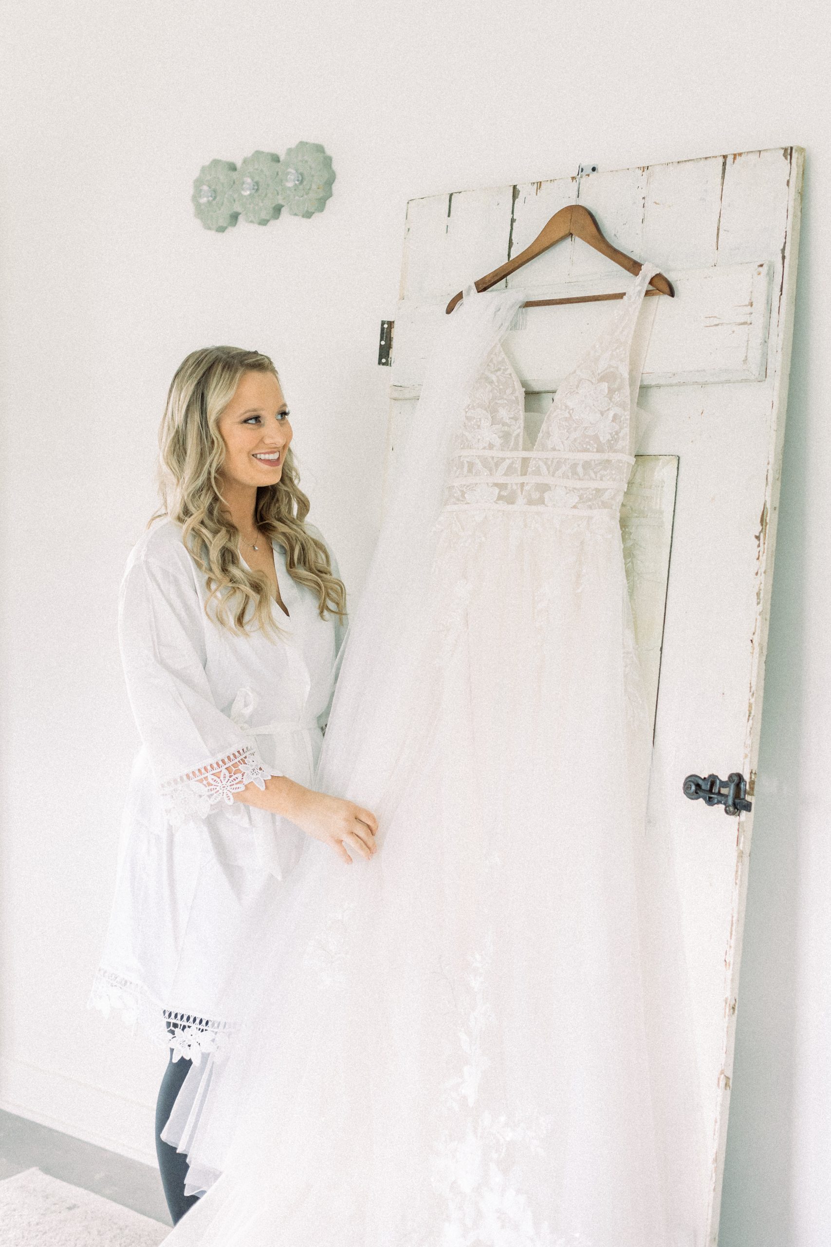 Mariée en robe avec robe de mariée appelée Raelynn par Rebecca Ingram