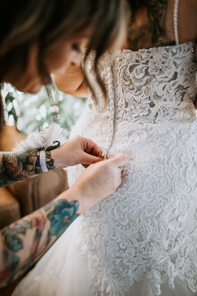 Mariée en robe de mariée sirène appelée Alistaire Lynette par Maggie Sottero pour le tableau des tailles de robe de mariée Blog