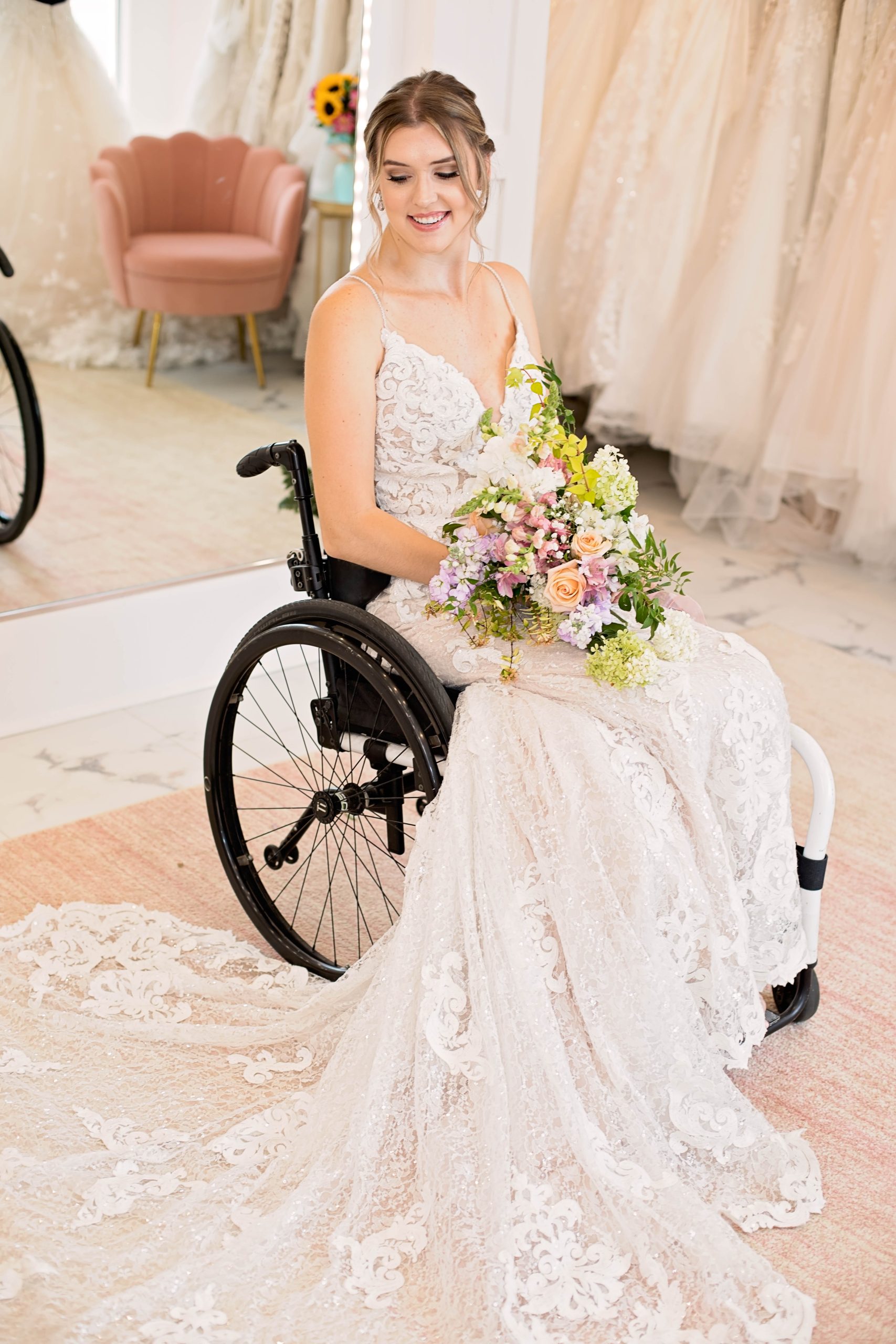 Mariée en fauteuil roulant portant une robe de mariée appelée Toscane Royale par Maggie Sottero pour tous les corps Toutes les mariées